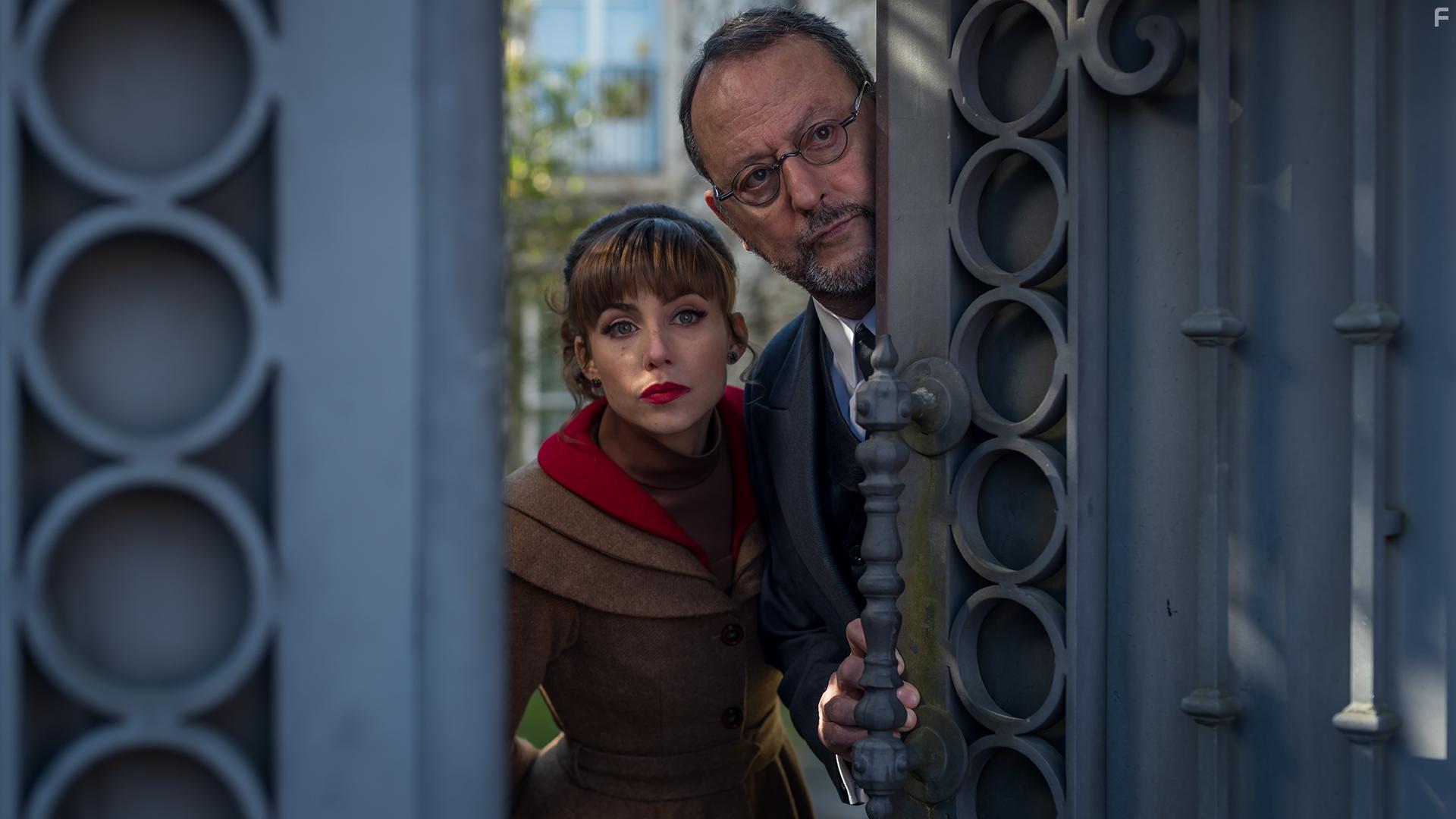 Jean Reno and Aura Garrido in Un asunto privado (2022)
