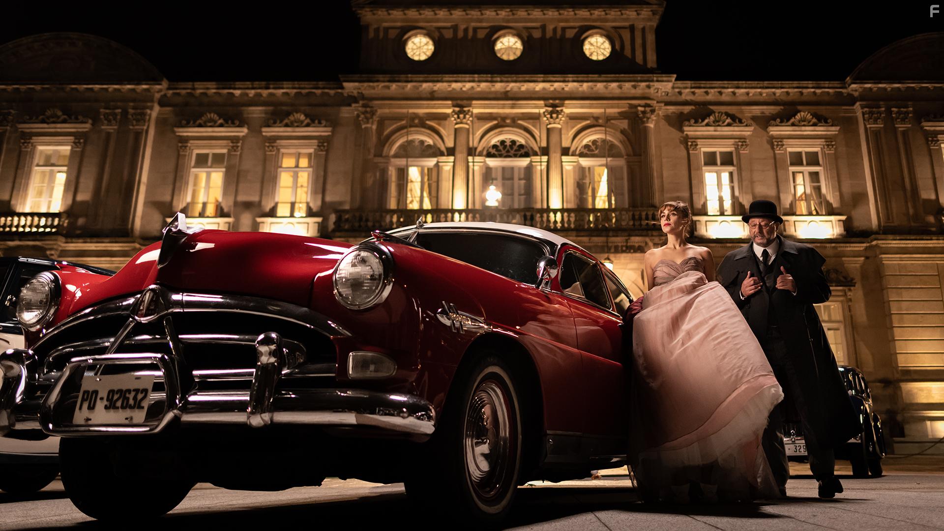 Jean Reno and Aura Garrido in Un asunto privado (2022)