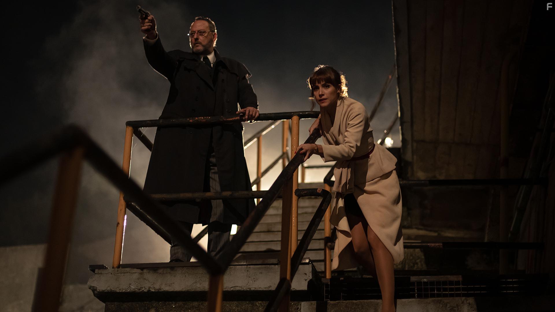 Jean Reno and Aura Garrido in Un asunto privado (2022)