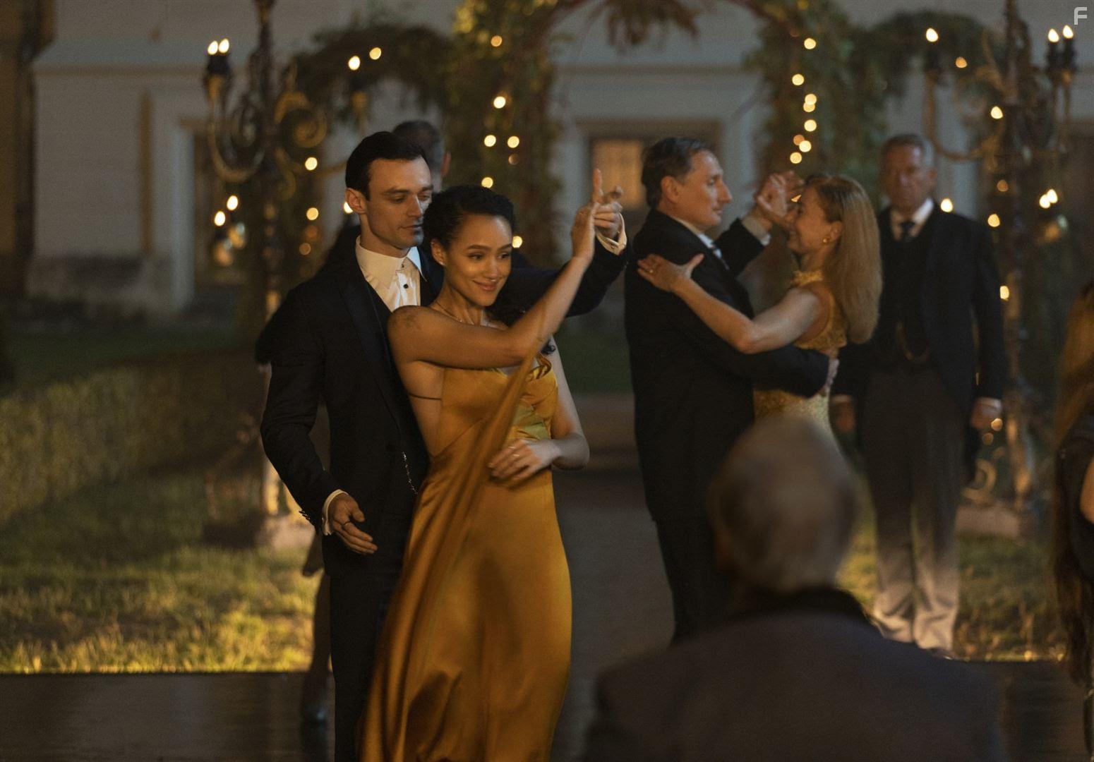 Nathalie Emmanuel and Thomas Doherty in The Invitation (2022)