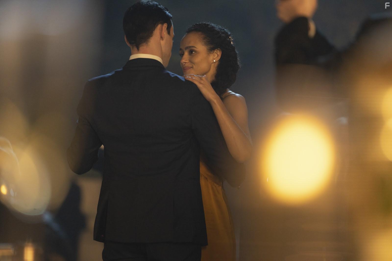 Nathalie Emmanuel and Thomas Doherty in The Invitation (2022)