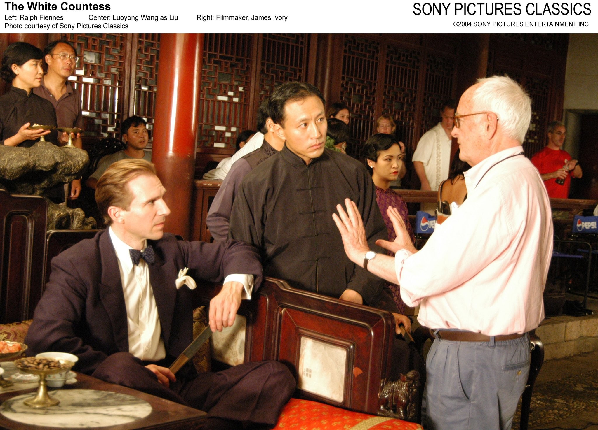 Ralph Fiennes, James Ivory, and Luoyong Wang in Белая графиня (2005)