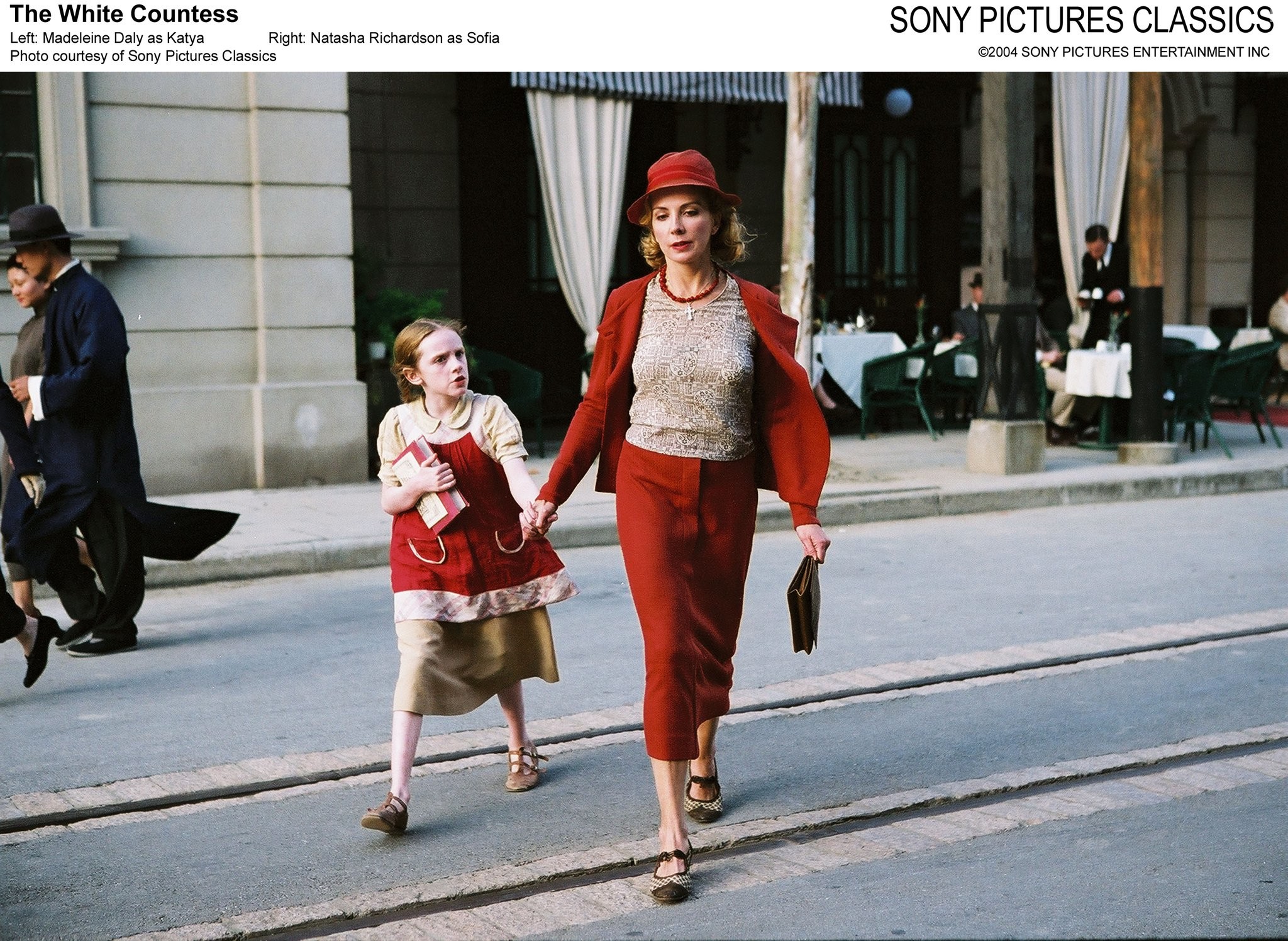 Natasha Richardson and Madeleine Daly in Белая графиня (2005)