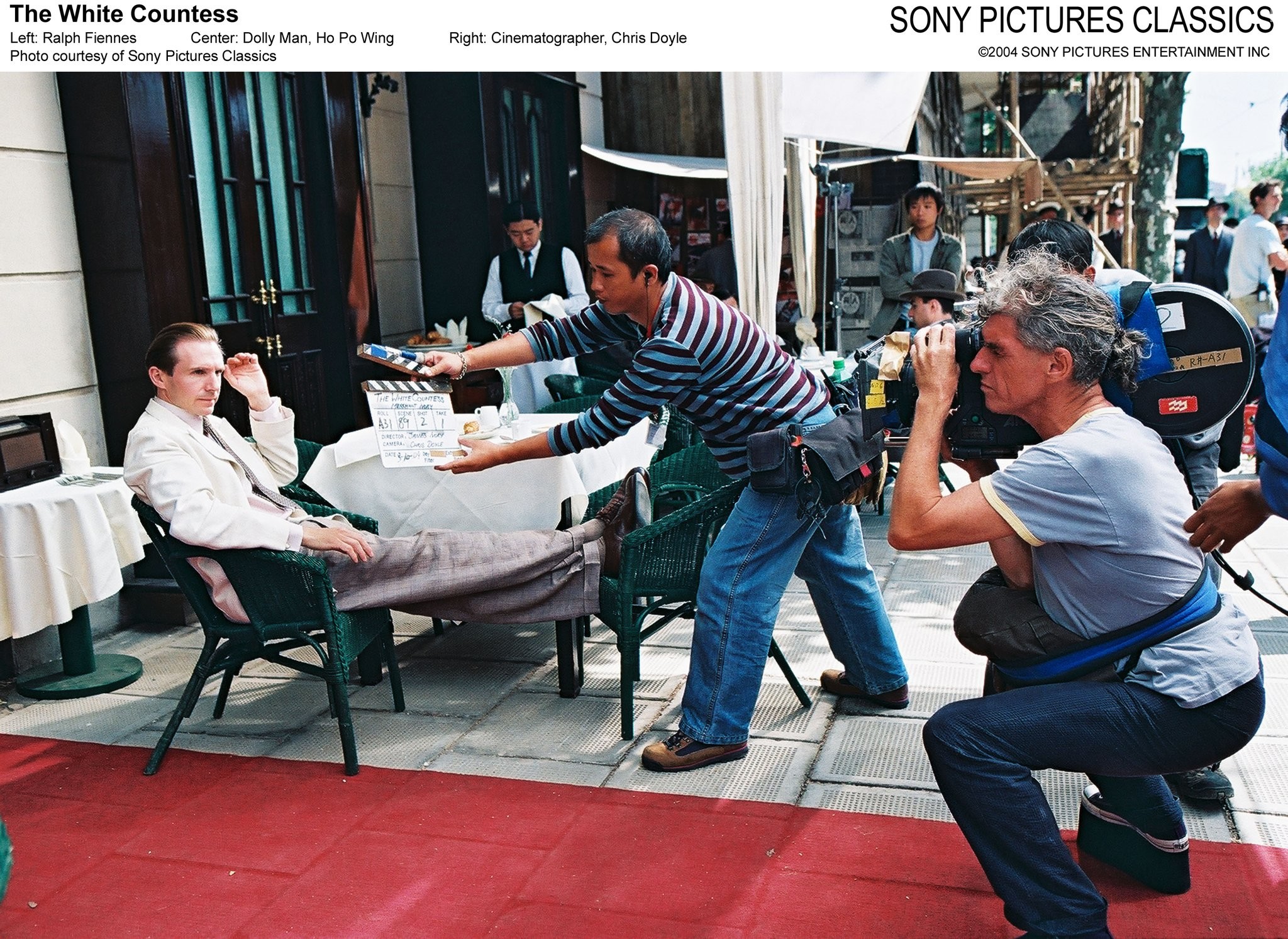 Ralph Fiennes and Christopher Doyle in Белая графиня (2005)