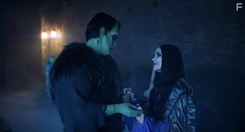 Sheri Moon Zombie and Jeff Daniel Phillips in The Munsters (2022)