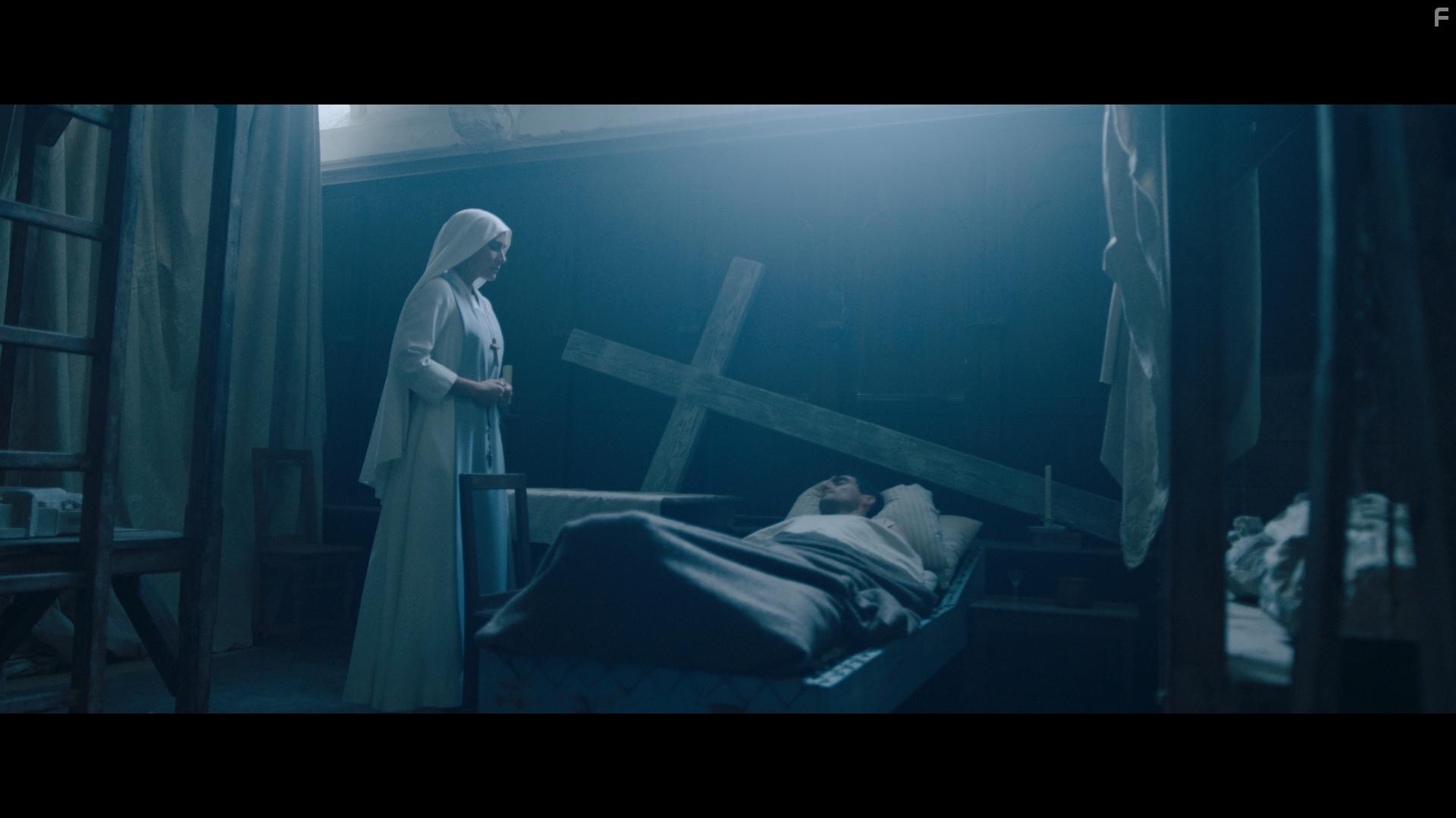 Julie De Bona and Pascal Houdus in Les combattantes (2022)