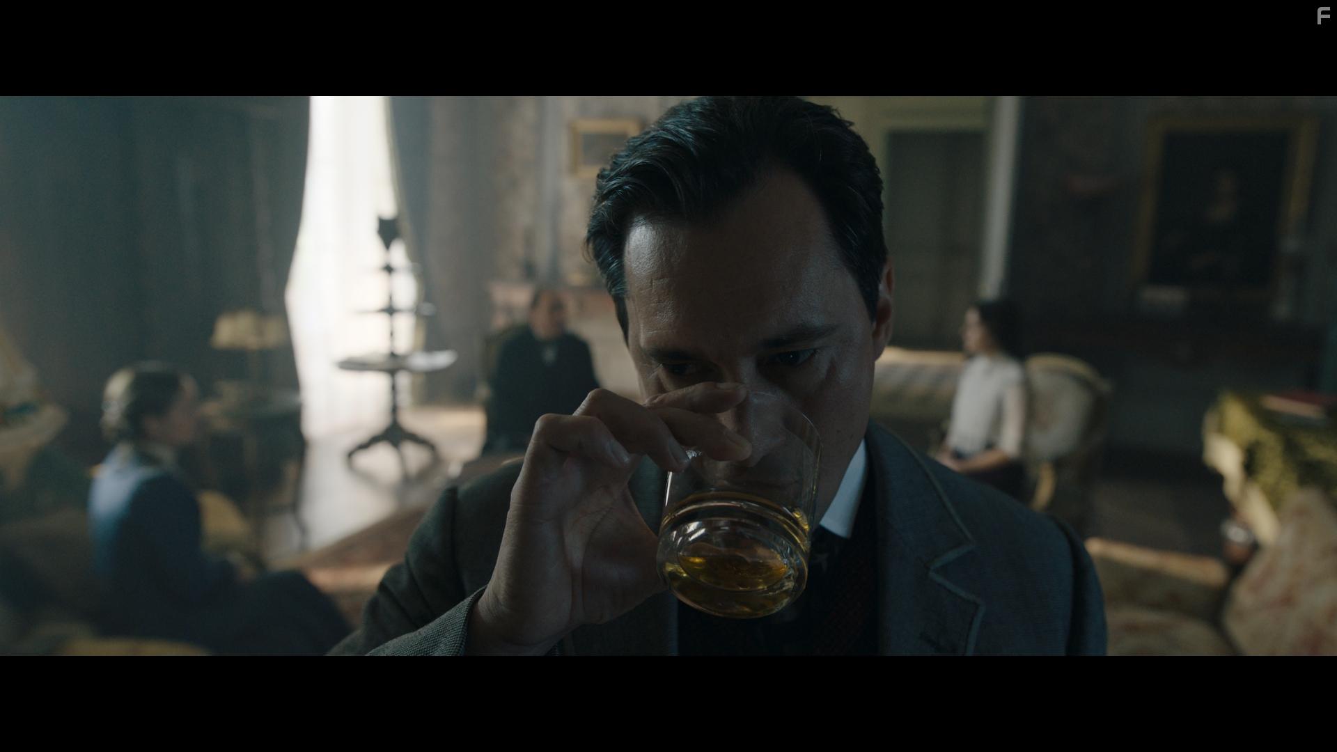 Sandrine Bonnaire, Grgoire Colin, and Sofia Essadi in Les combattantes (2022)