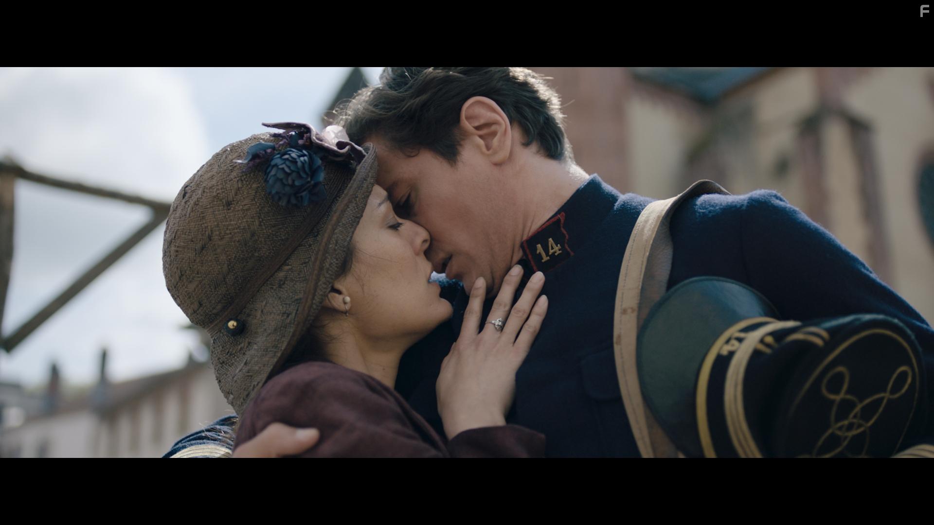 Sofia Essadi and Lionel Erdogan in Les combattantes (2022)