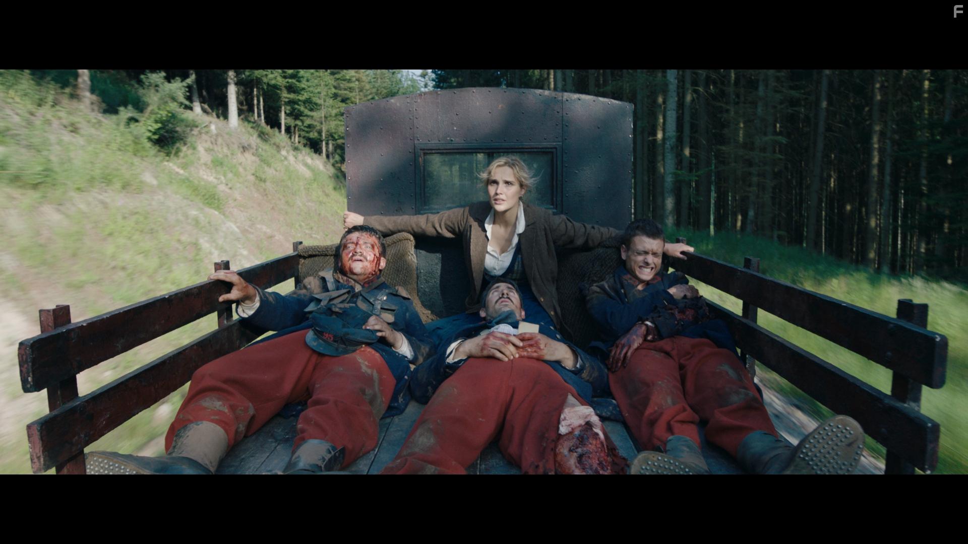 Camille Lou in Les combattantes (2022)