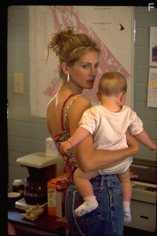 Julia Roberts in Эрин Брокович: Красивая и решительная (2000)