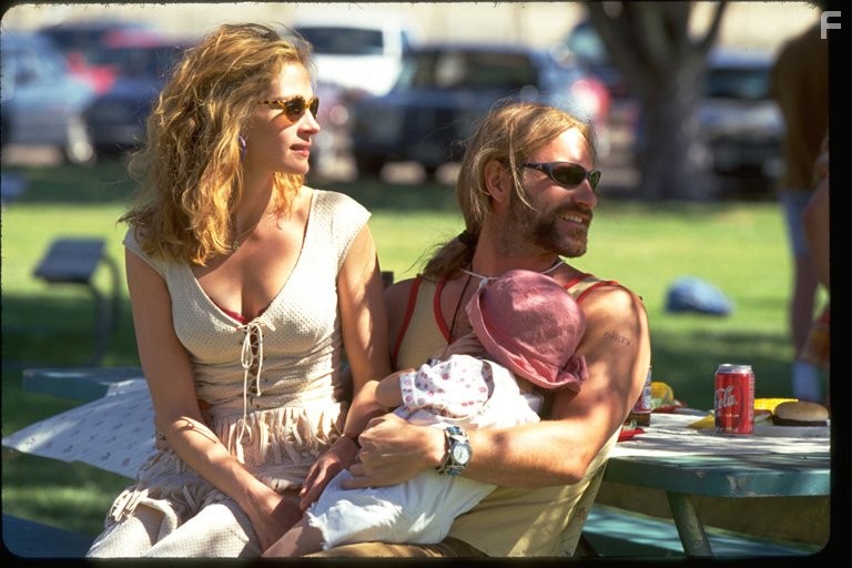 Julia Roberts and Aaron Eckhart in Эрин Брокович: Красивая и решительная (2000)