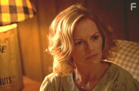 Marg Helgenberger in Эрин Брокович: Красивая и решительная (2000)