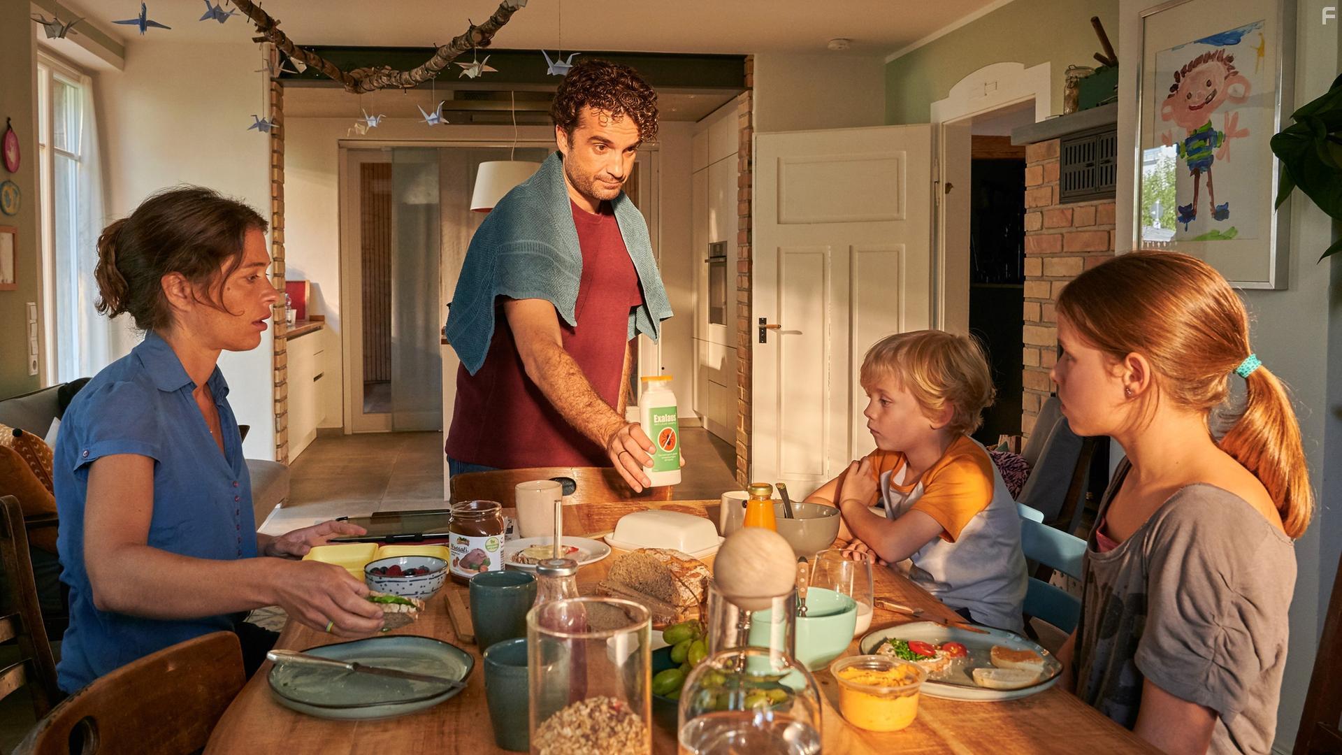 Oliver Wnuk, Karl von Klot, and Meike Droste in Das Leben ist kein Kindergarten (2020)