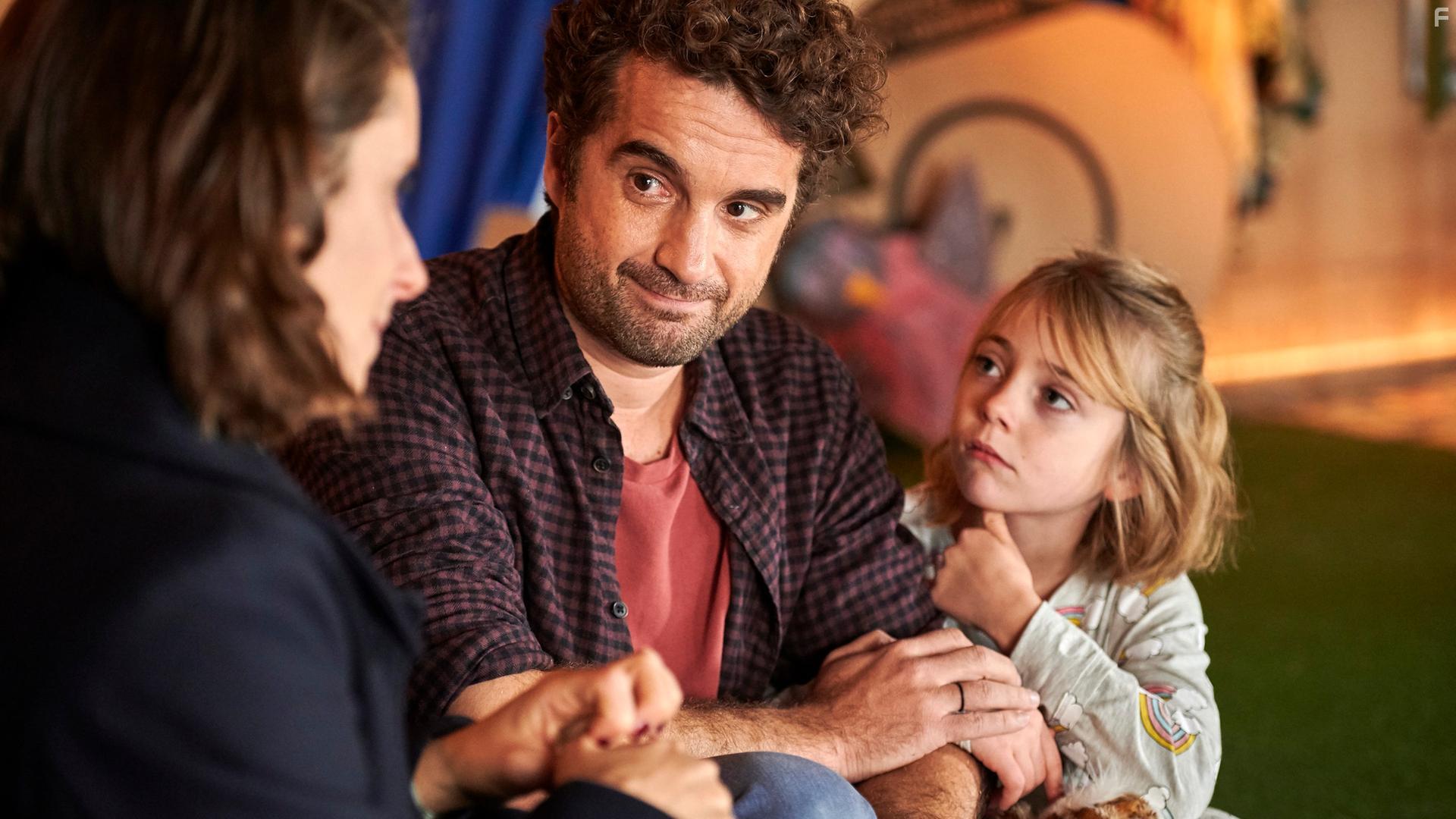 Oliver Wnuk and Amelie Kiefer in Das Leben ist kein Kindergarten (2020)