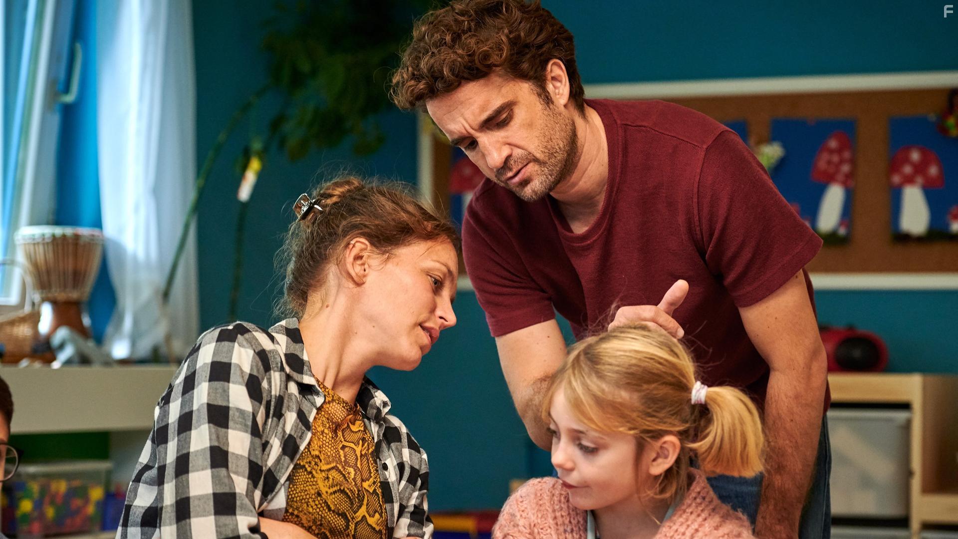 Oliver Wnuk and Franziska Wulf in Das Leben ist kein Kindergarten (2020)