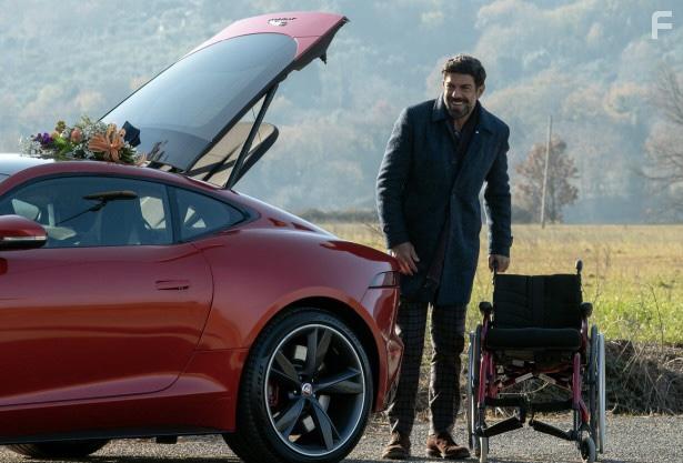 Pierfrancesco Favino in Corro da te (2022)
