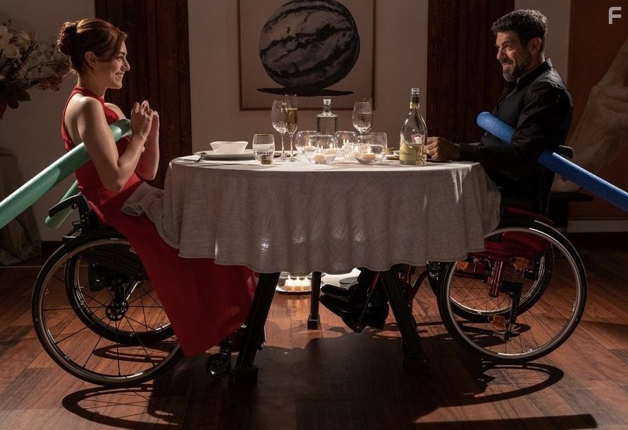 Pierfrancesco Favino and Miriam Leone in Corro da te (2022)