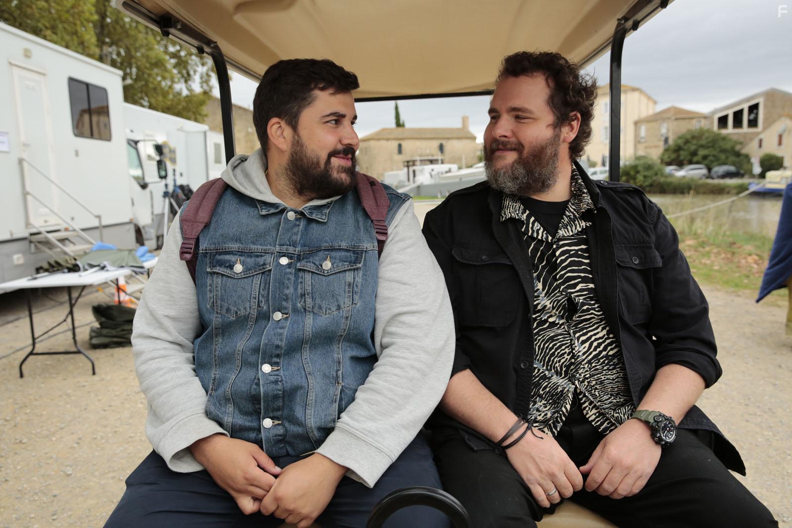 Antoine Bertrand and Artus in J'adore ce que vous faites (2022)