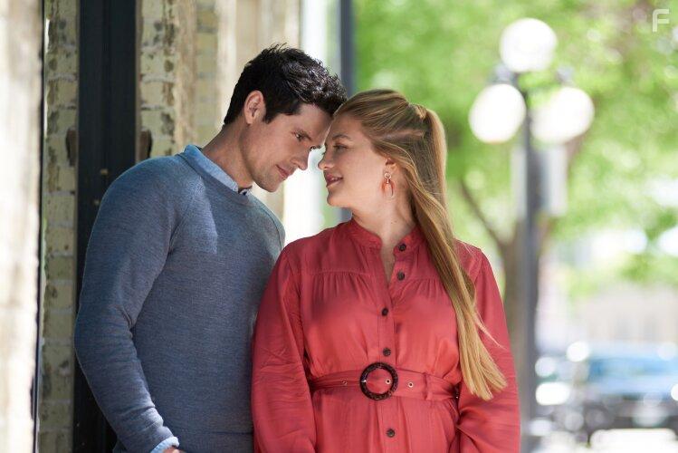 Benjamin Hollingsworth and Jaicy Elliot in Romance in Style (2022)