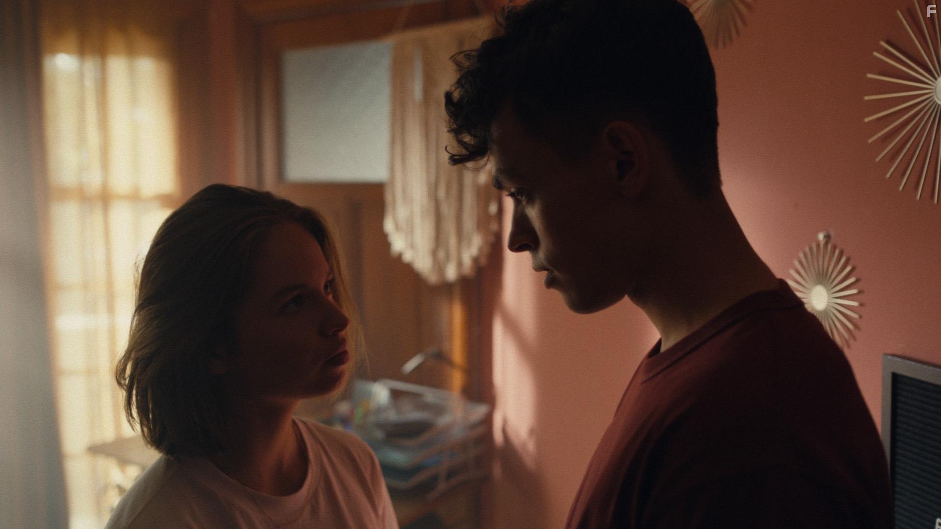 Nathan Bouts and Ninalotte Roose in 2DEZIT (2022)