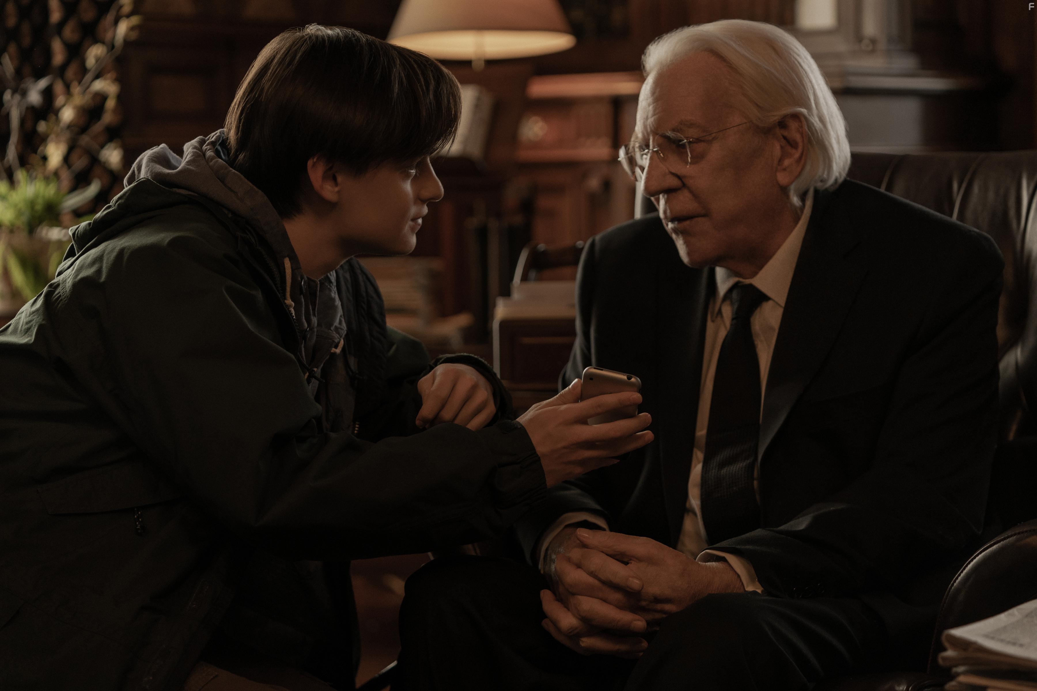 Donald Sutherland and Jaeden Martell in Mr. Harrigan's Phone (2022)