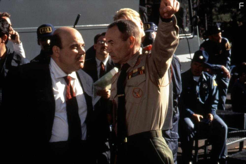 Jon Polito and Brad Sullivan in Измученные походом (1995)