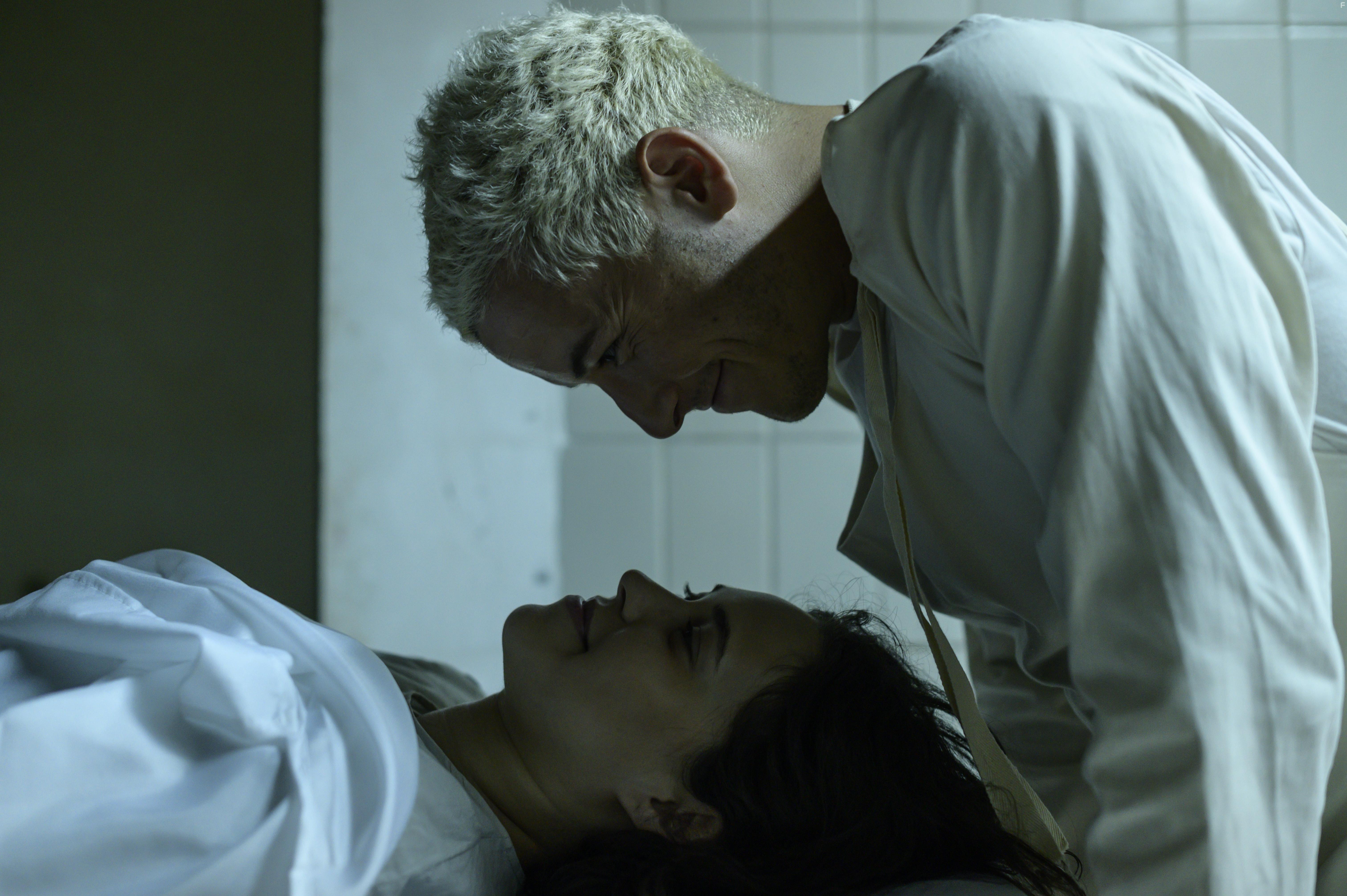 Emma Fischer and Taz Skylar in The Deal (2022)