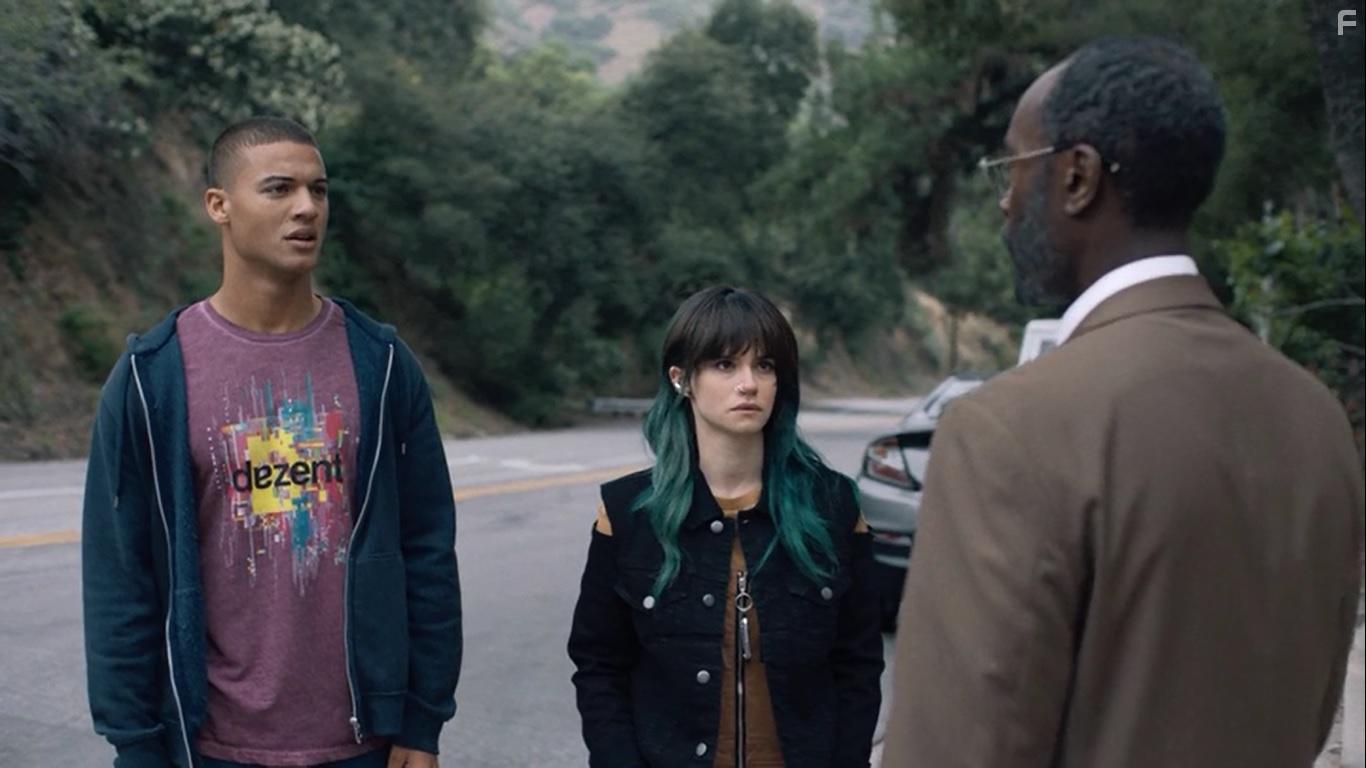 Don Cheadle, Ema Horvath, and Jan Luis Castellanos in Don't Look Deeper (2020)