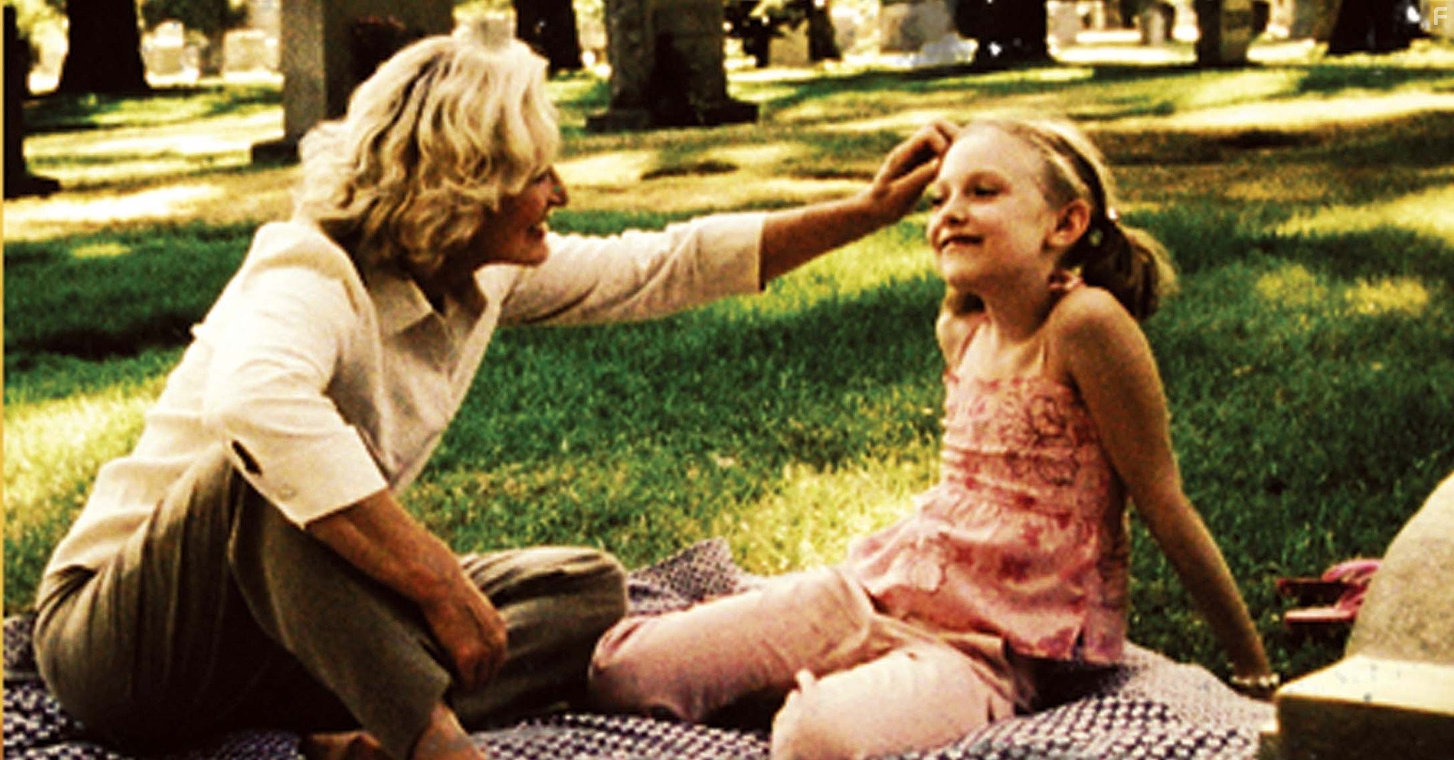 Glenn Close and Dakota Fanning in Девять жизней (2005)