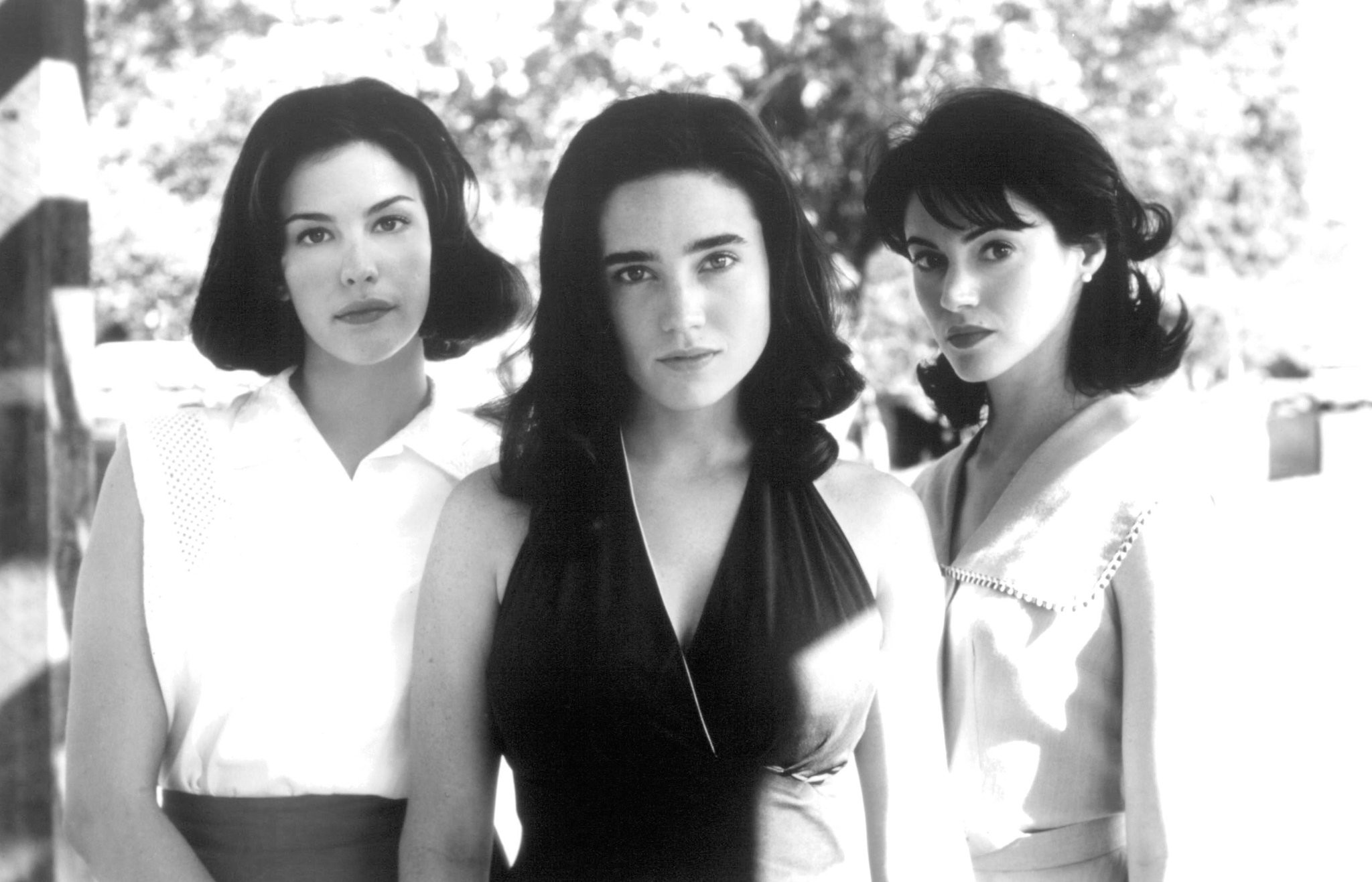 Jennifer Connelly, Liv Tyler, and Joanna Going in Выдуманная жизнь Эбботов (1997)