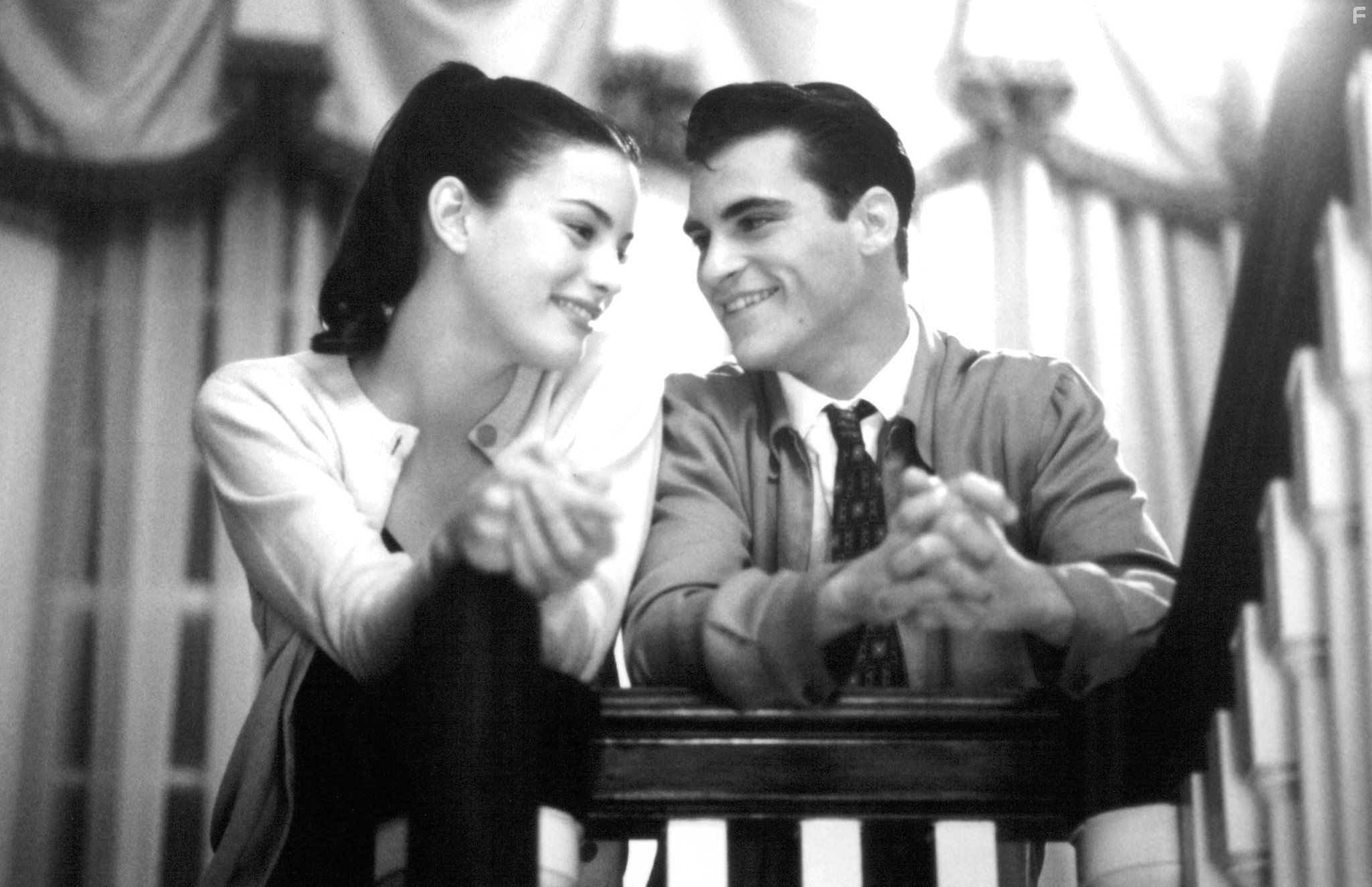 Liv Tyler and Joaquin Phoenix in Выдуманная жизнь Эбботов (1997)