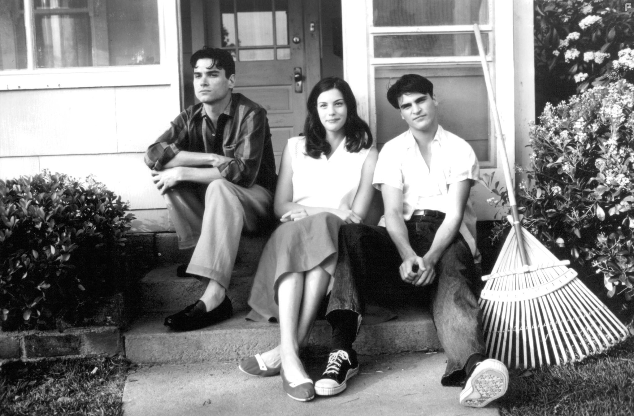 Liv Tyler, Billy Crudup, and Joaquin Phoenix in Выдуманная жизнь Эбботов (1997)