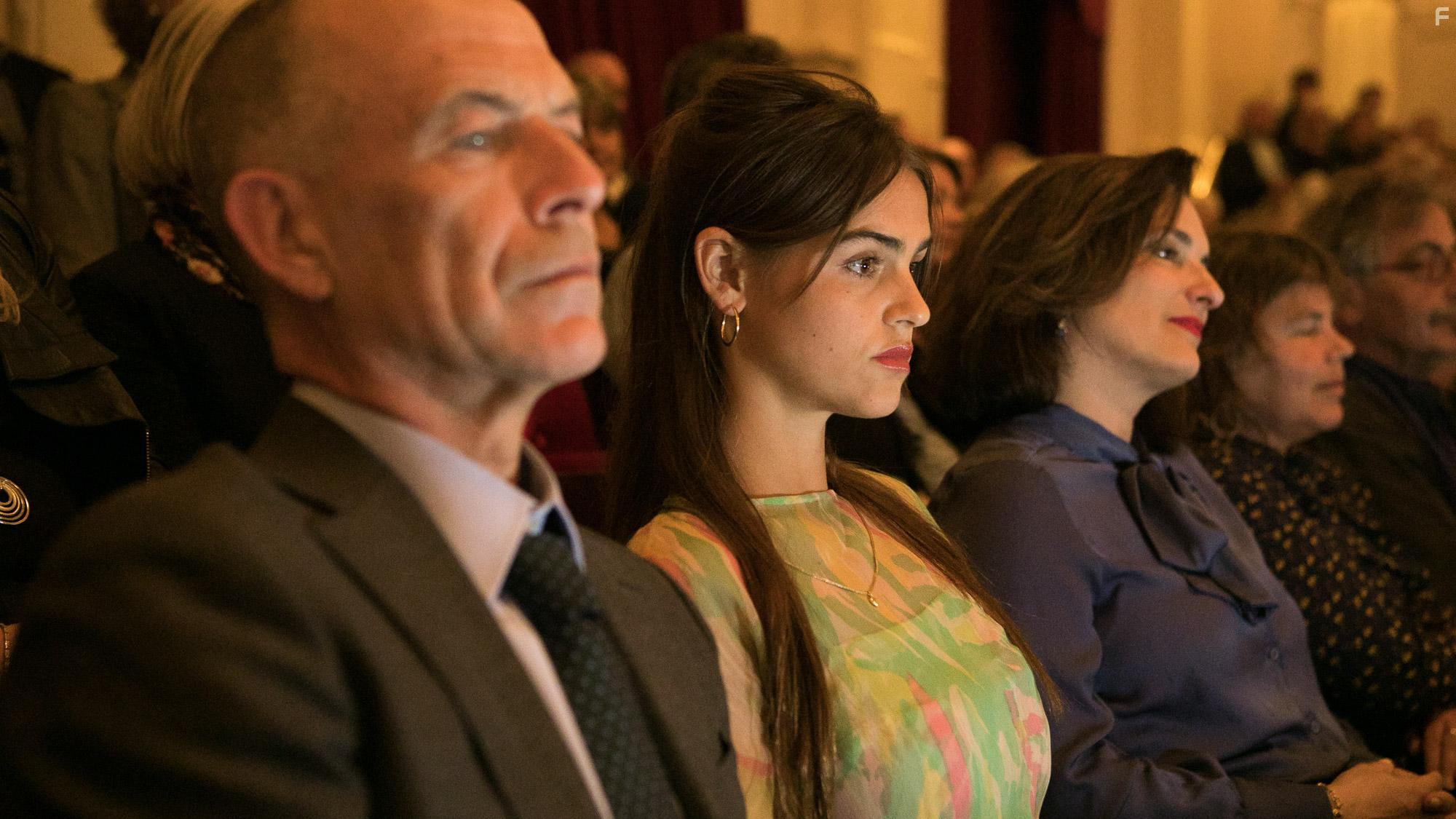 Raymond Thiry, Carly Wijs, and Olivia Lonsdale in De belofte van Pisa (2019)
