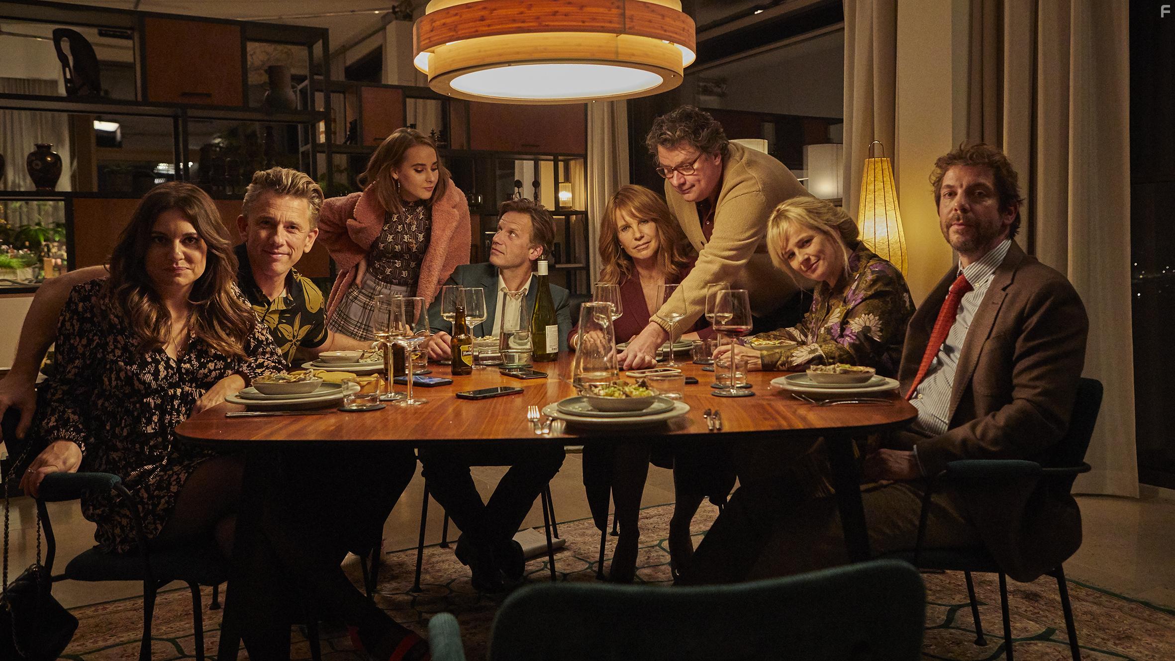 Linda de Mol, Peter Paul Muller, Ramsey Nasr, Waldemar Torenstra, Lies Visschedijk, Diederik Ebbinge, Eva Crutzen, and Aiko Beemsterboer in Alles op tafel (2021)