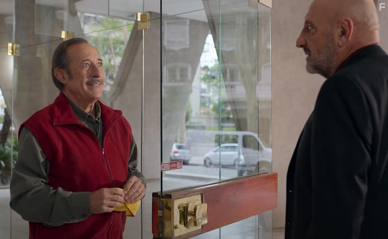 Guillermo Francella and Gabriel Goity in El Encargado (2022)
