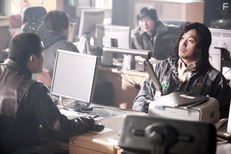 Jung-woo Ha in Pyeong-haeng-i-ron (2010)