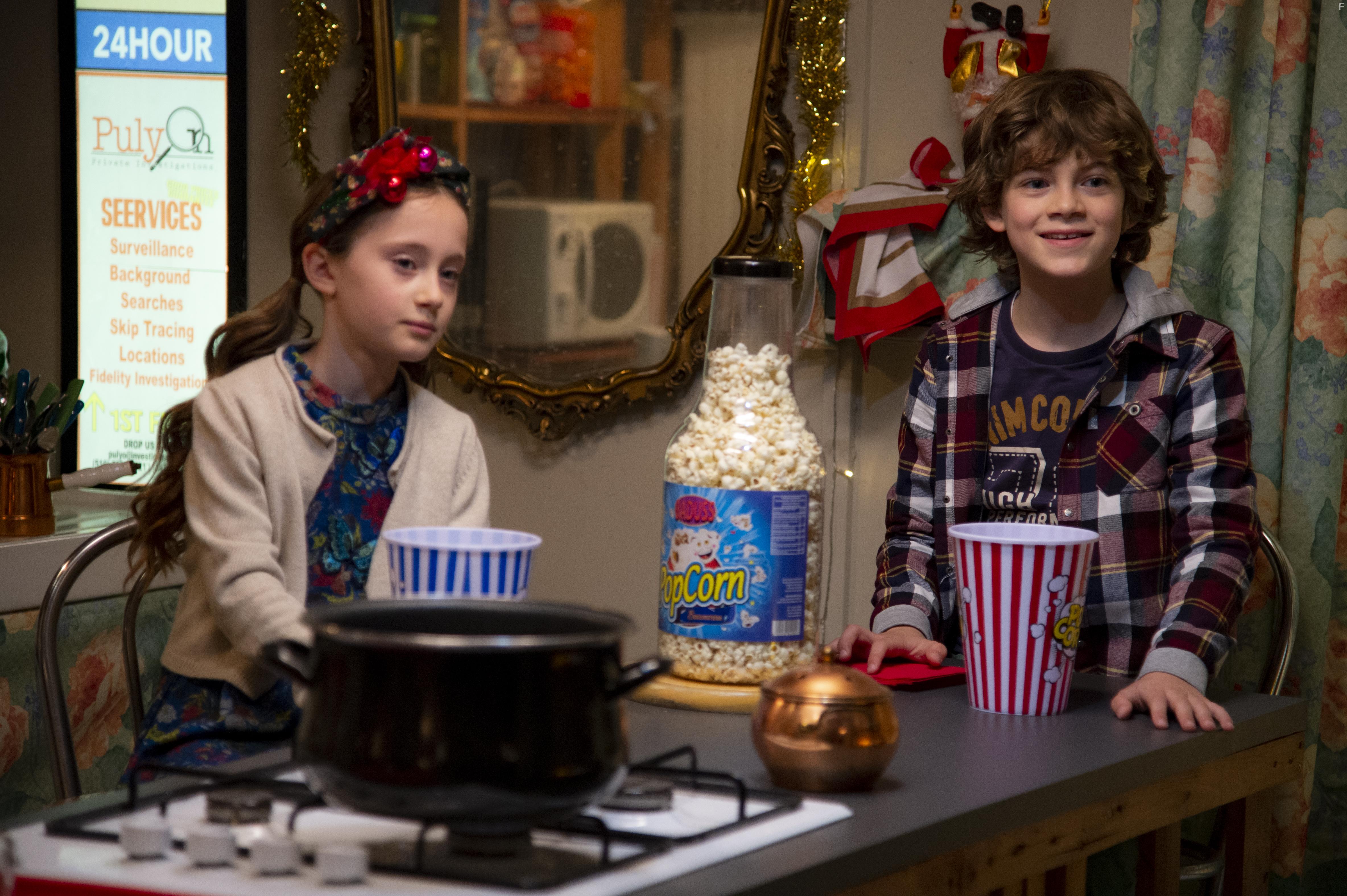 Lorenzo McGovern Zaini and Mia McGovern Zaini in The Good Witch of Christmas (2022)