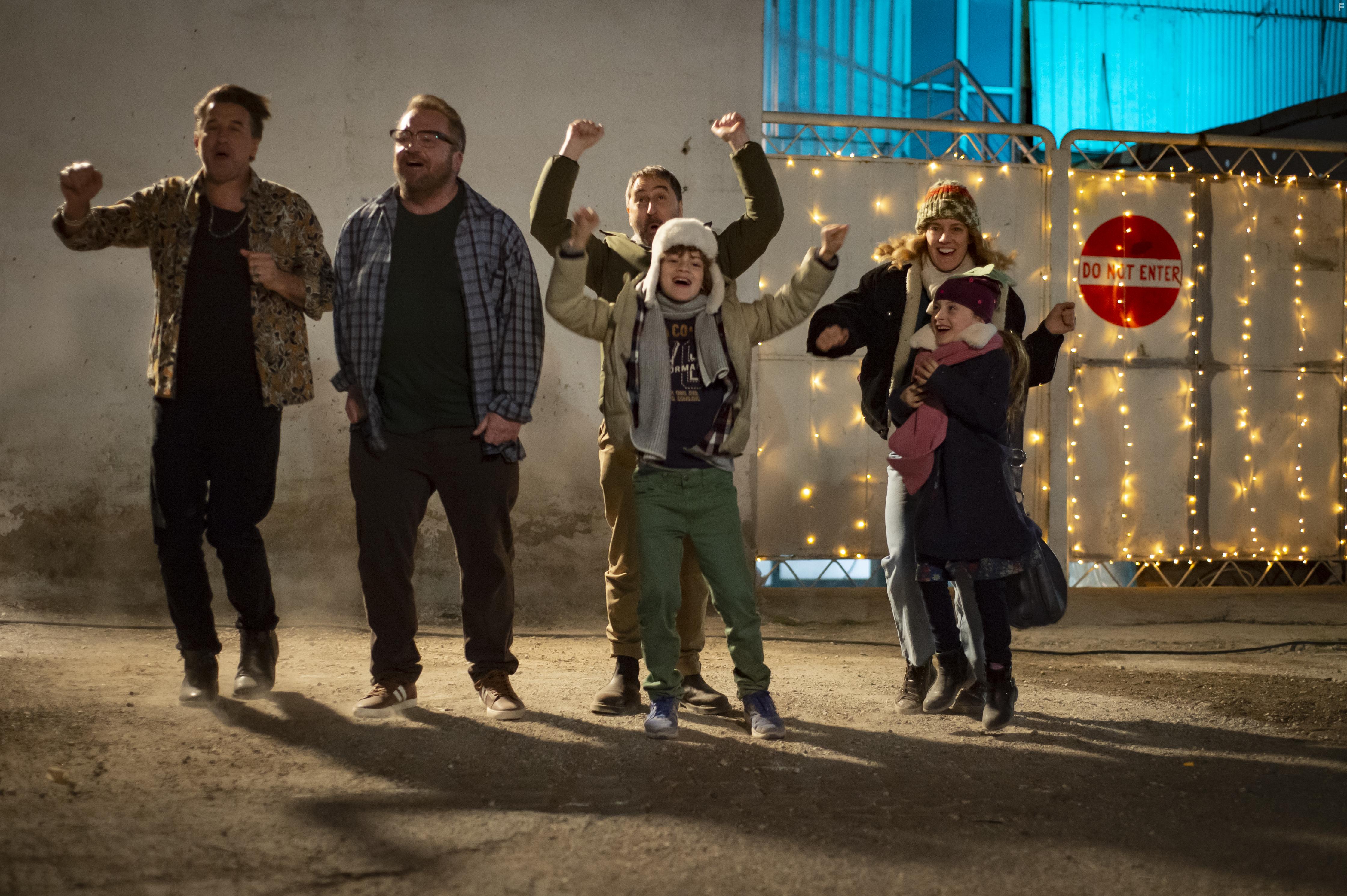 William Baldwin, Tom Arnold, Lorenzo McGovern Zaini, Mia McGovern Zaini, and Katie McGovern in The Good Witch of Christmas (2022)