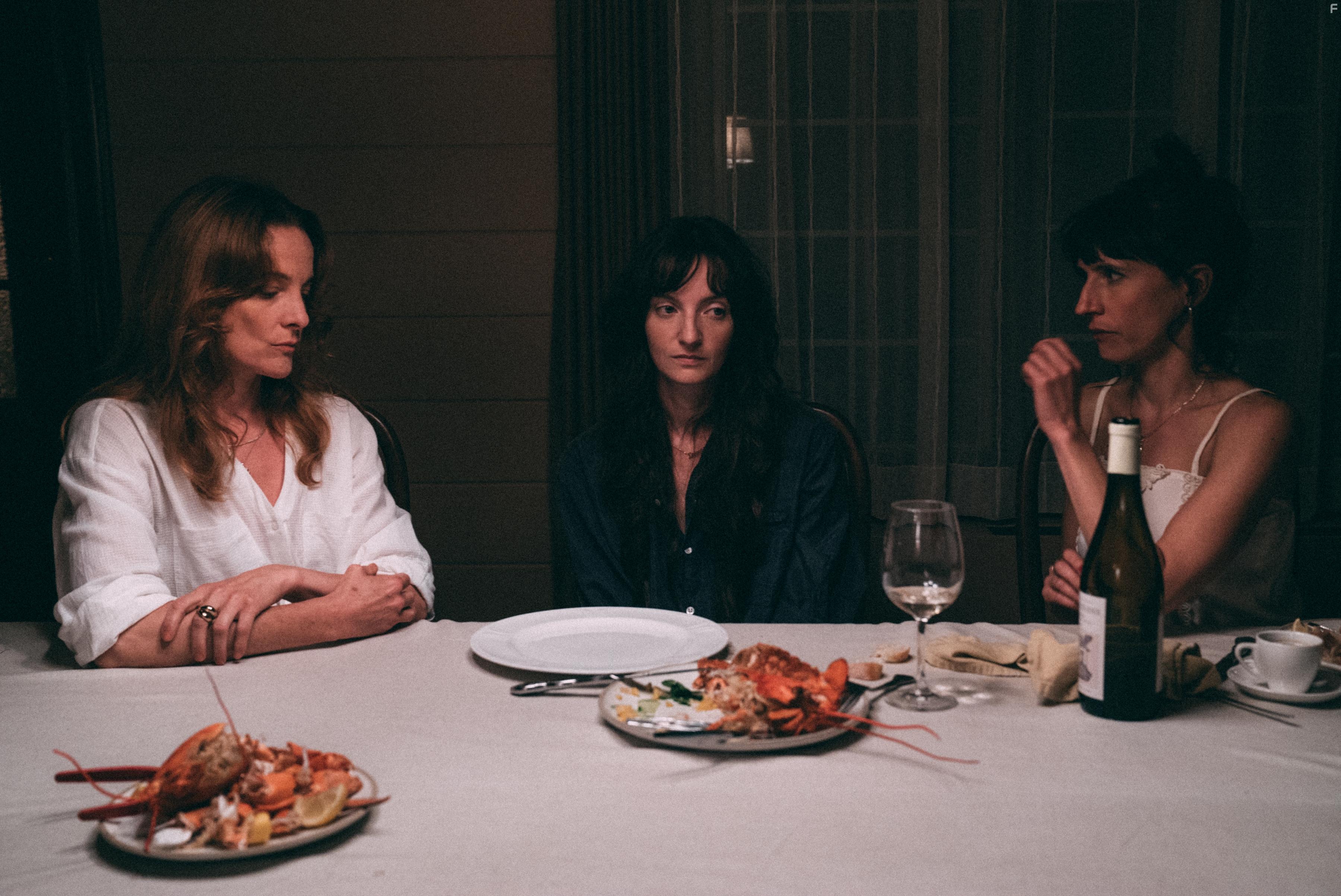 Anne Ratte-Polle, Larissa Corriveau, and Laure Giappiconi in Un t comme a (2022)