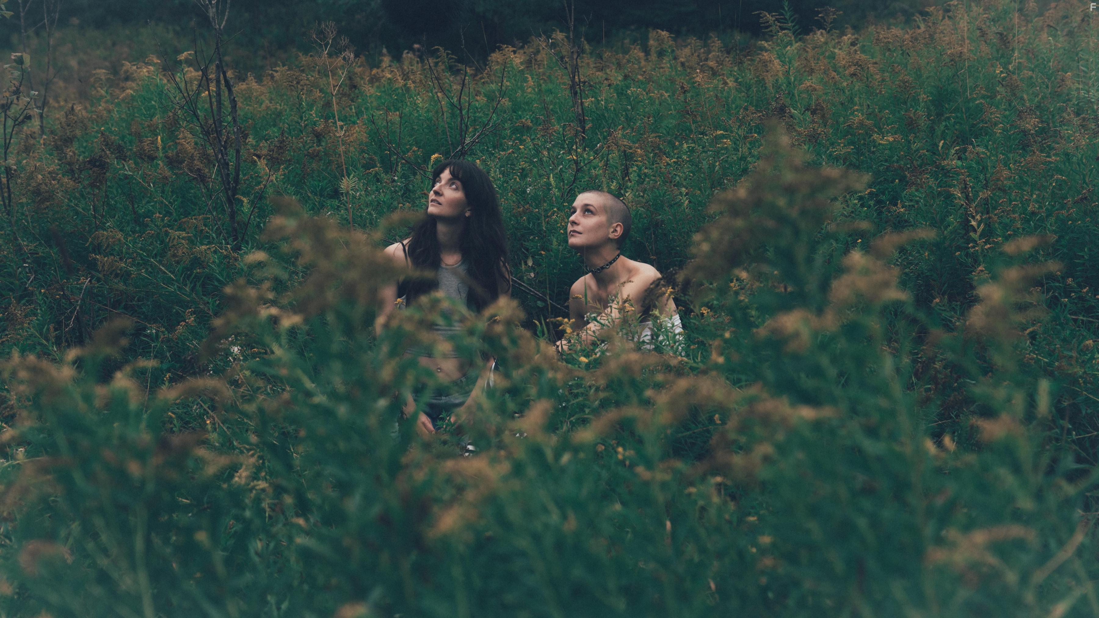 Larissa Corriveau and Aude Mathieu in Un t comme a (2022)