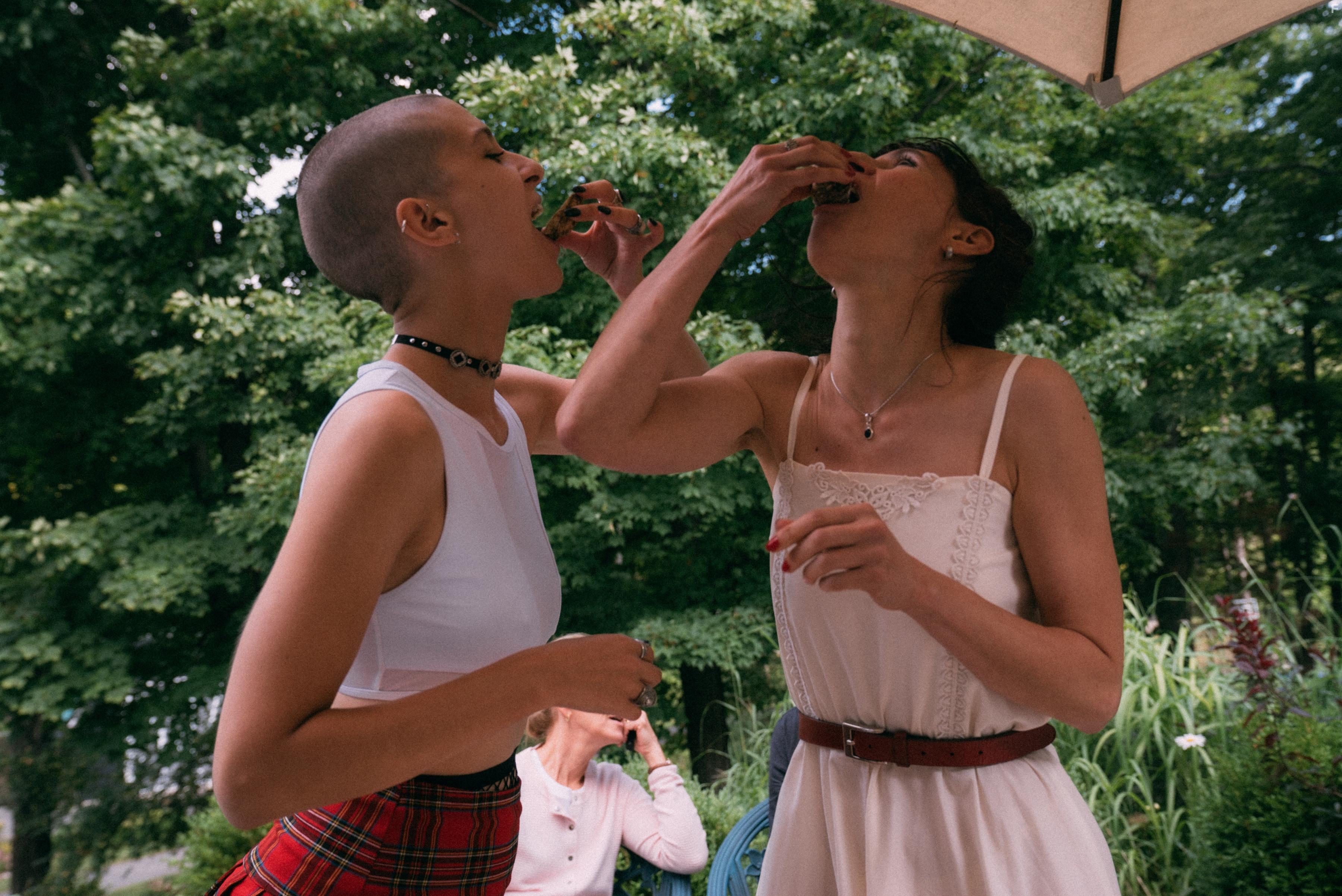 Laure Giappiconi and Aude Mathieu in Un t comme a (2022)