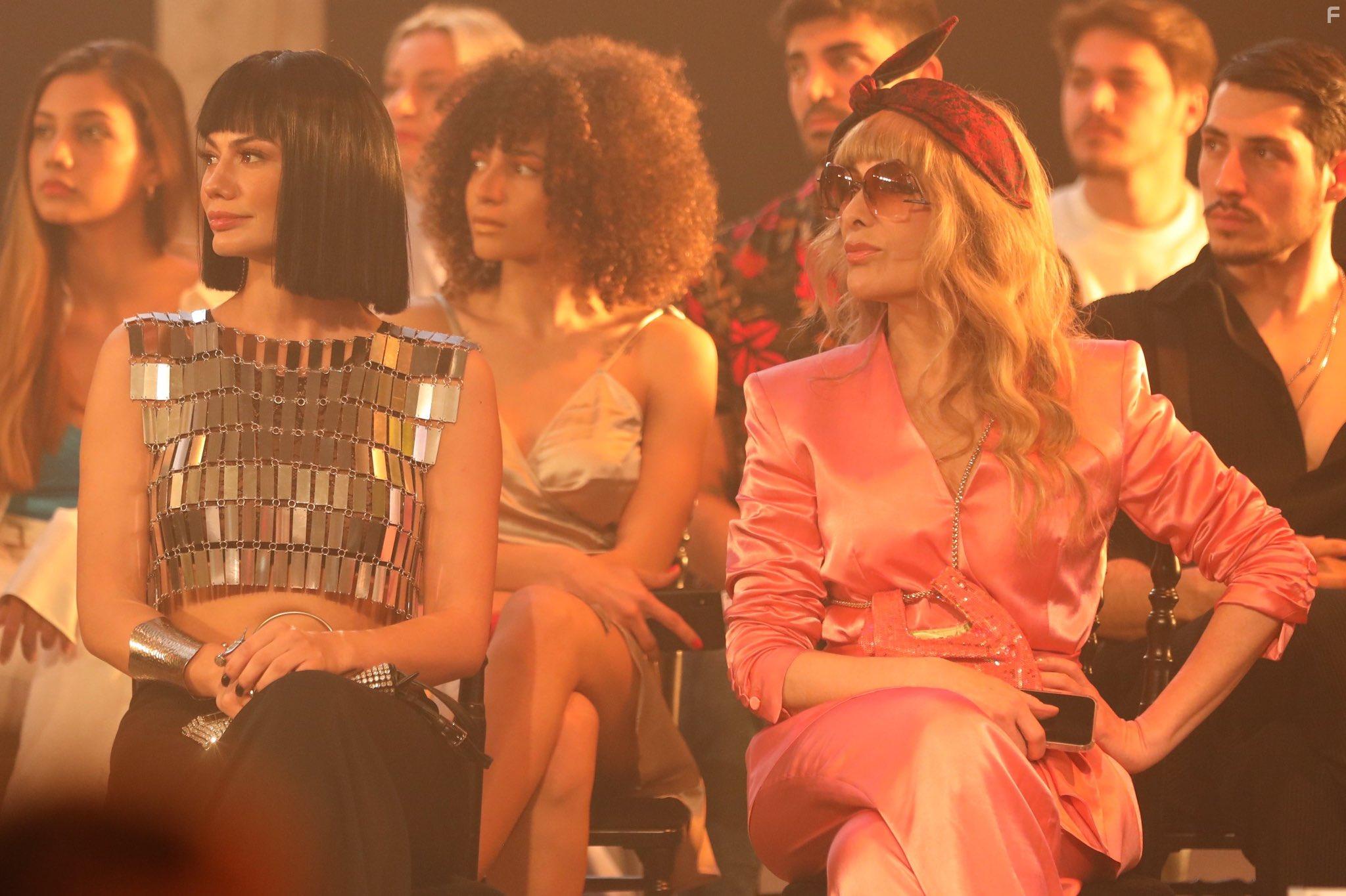 Zerrin Tekindor and Demet zdemir in Dnyayla Benim Aramda (2022)