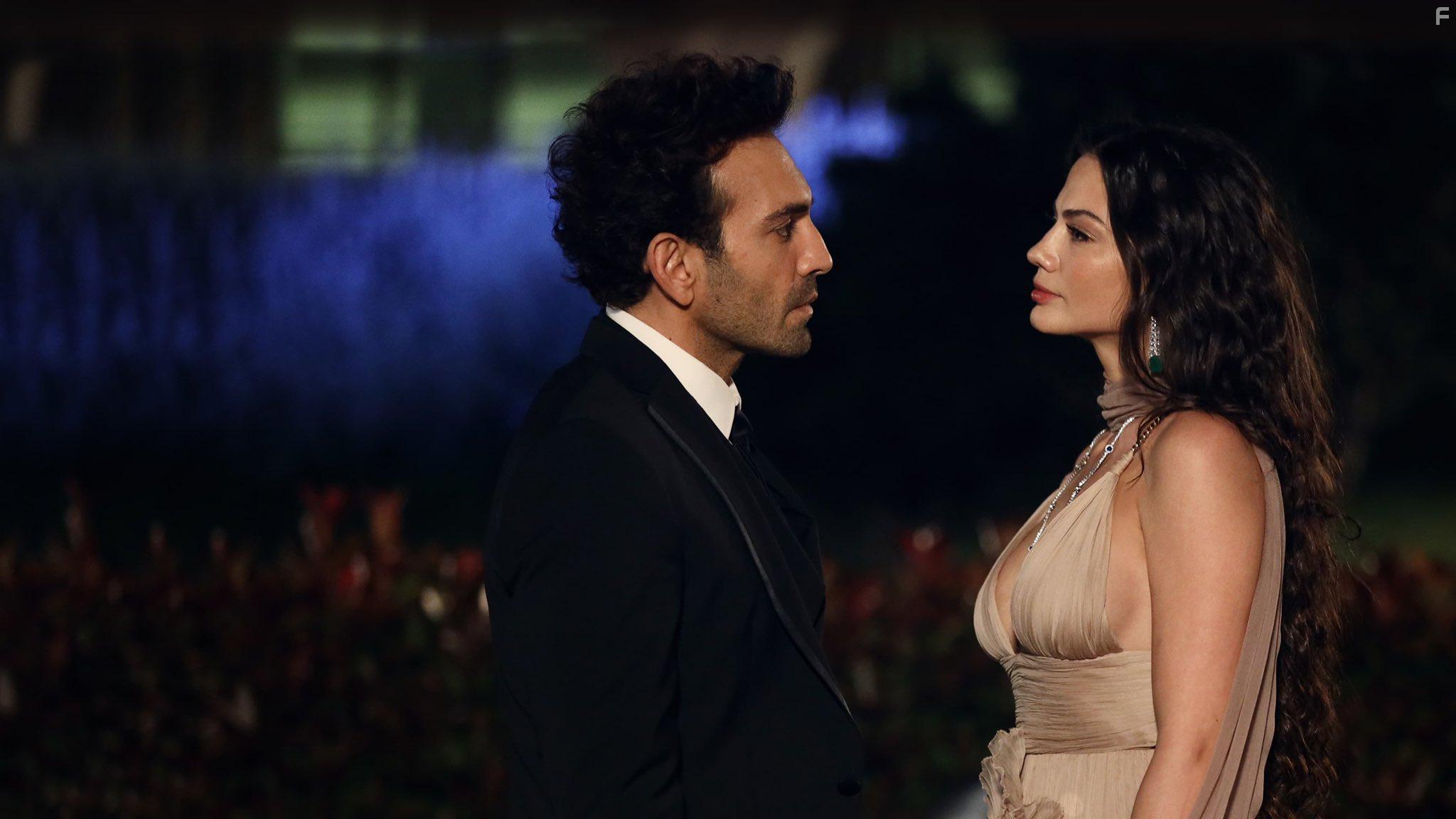 Bugra Glsoy and Demet zdemir in Dnyayla Benim Aramda (2022)