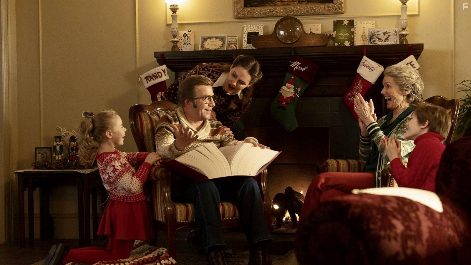 Peter Billingsley, Erinn Hayes, Julie Hagerty, Julianna Layne, and River Drosche in A Christmas Story Christmas (2022)