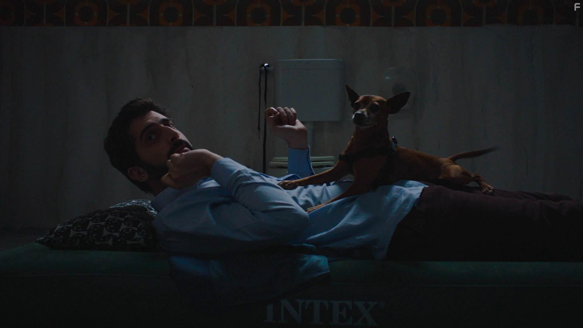 Luca Vecchi in Nel bagno delle donne (2020)