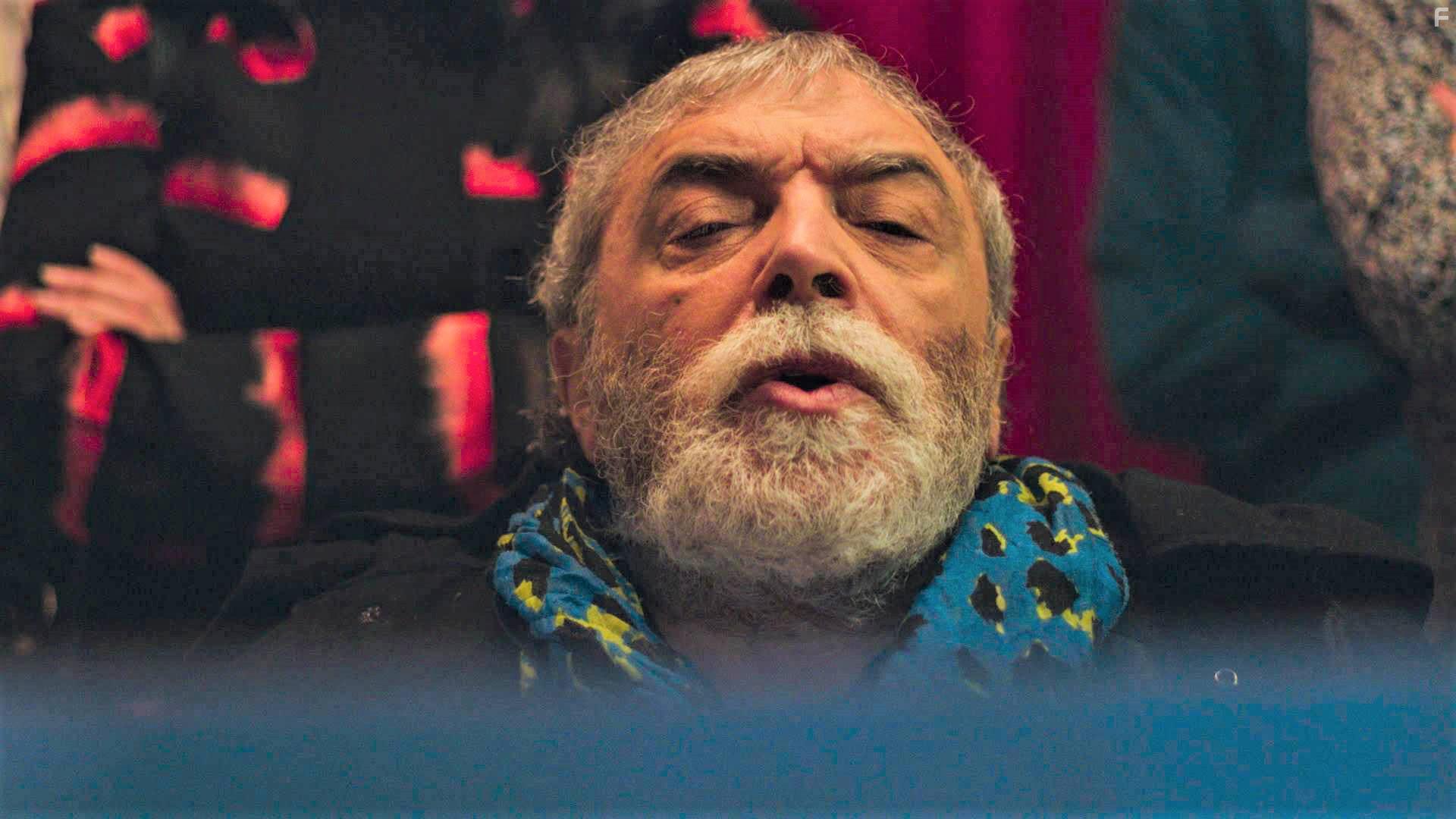 Nino Frassica in Nel bagno delle donne (2020)