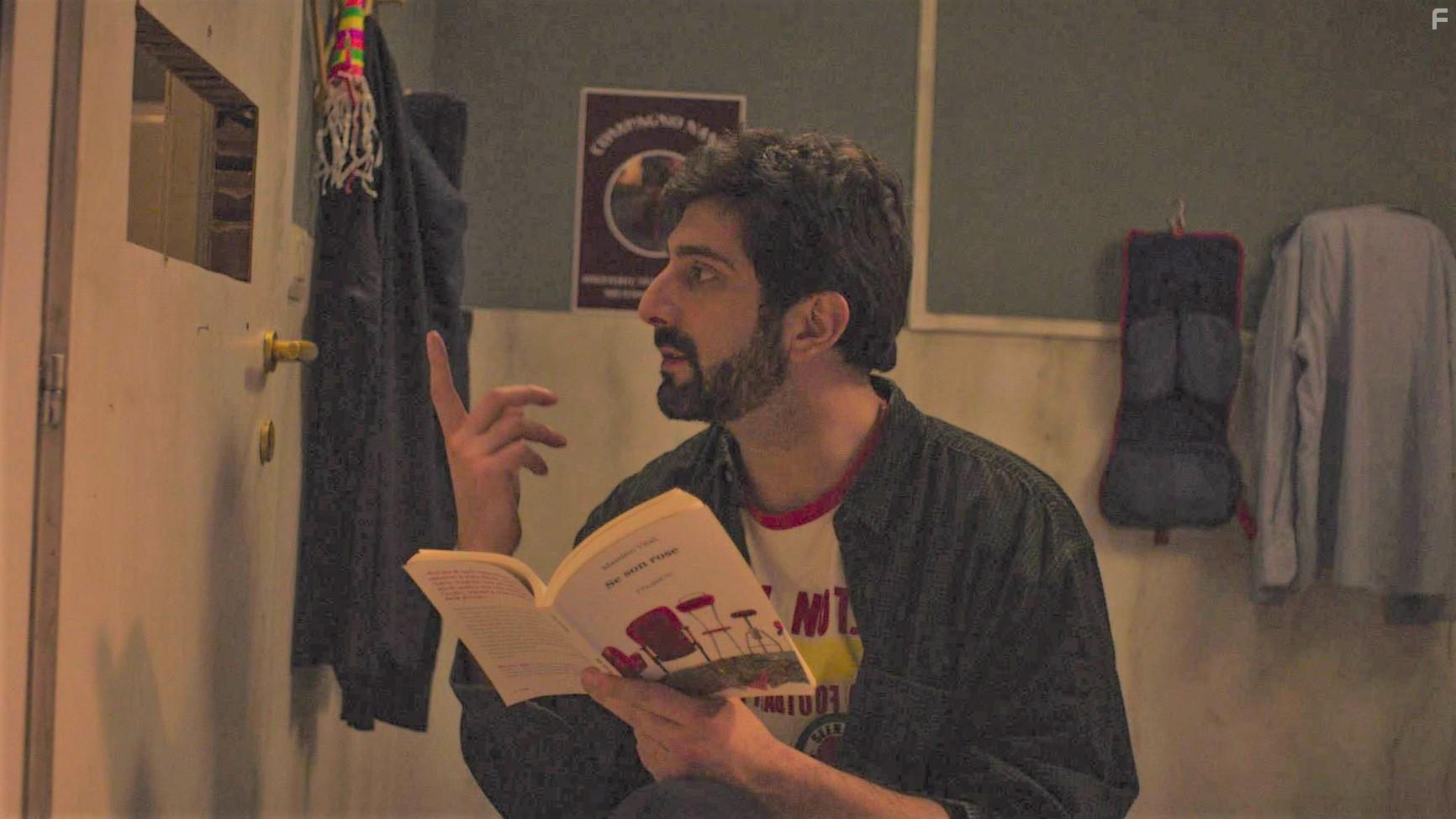 Luca Vecchi in Nel bagno delle donne (2020)