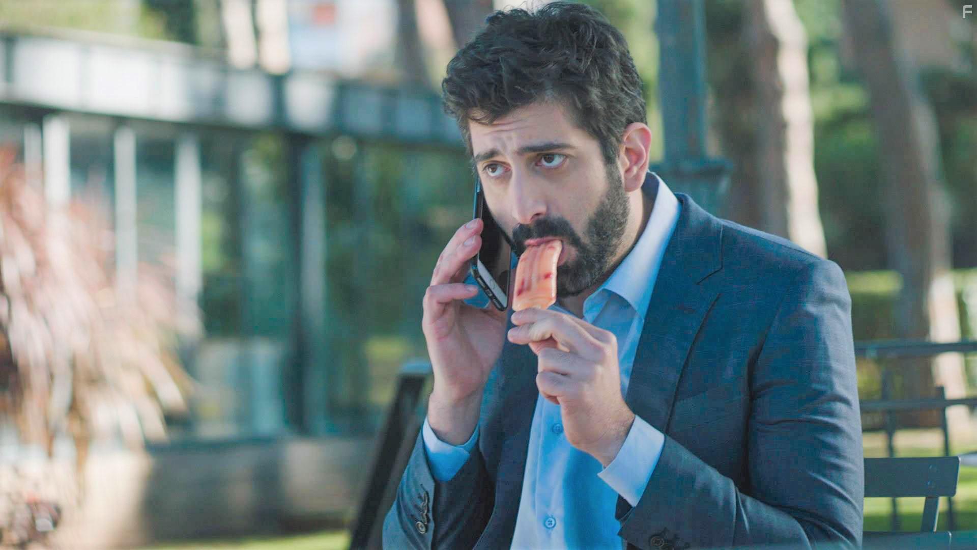 Luca Vecchi in Nel bagno delle donne (2020)