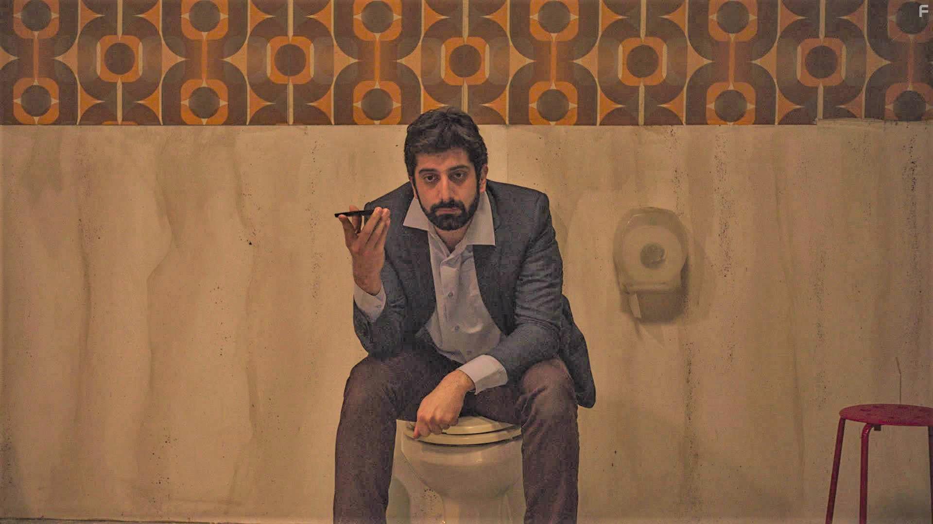 Luca Vecchi in Nel bagno delle donne (2020)