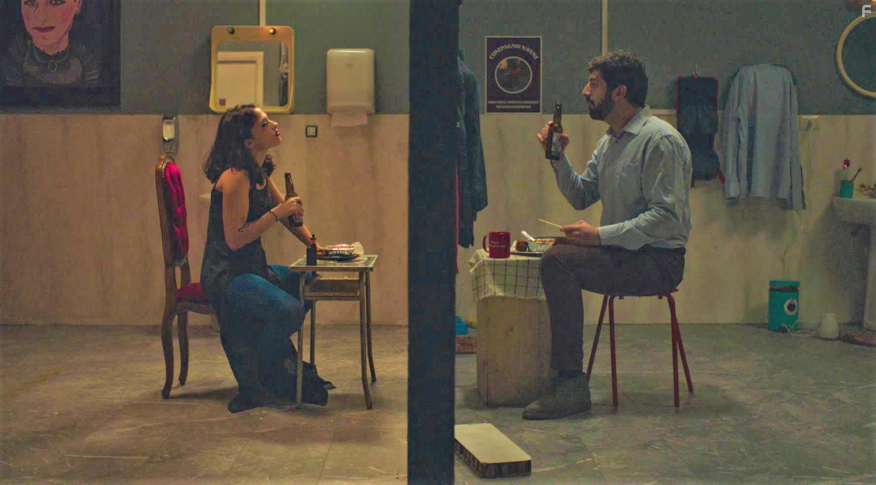 Luca Vecchi and Daphne Scoccia in Nel bagno delle donne (2020)